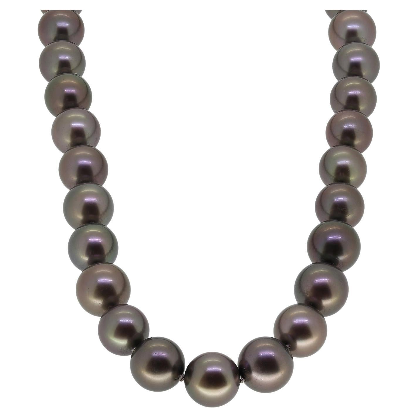 Tiffany 
Co. Collana di perle di Tahiti con chiusura di diamanti in vendita