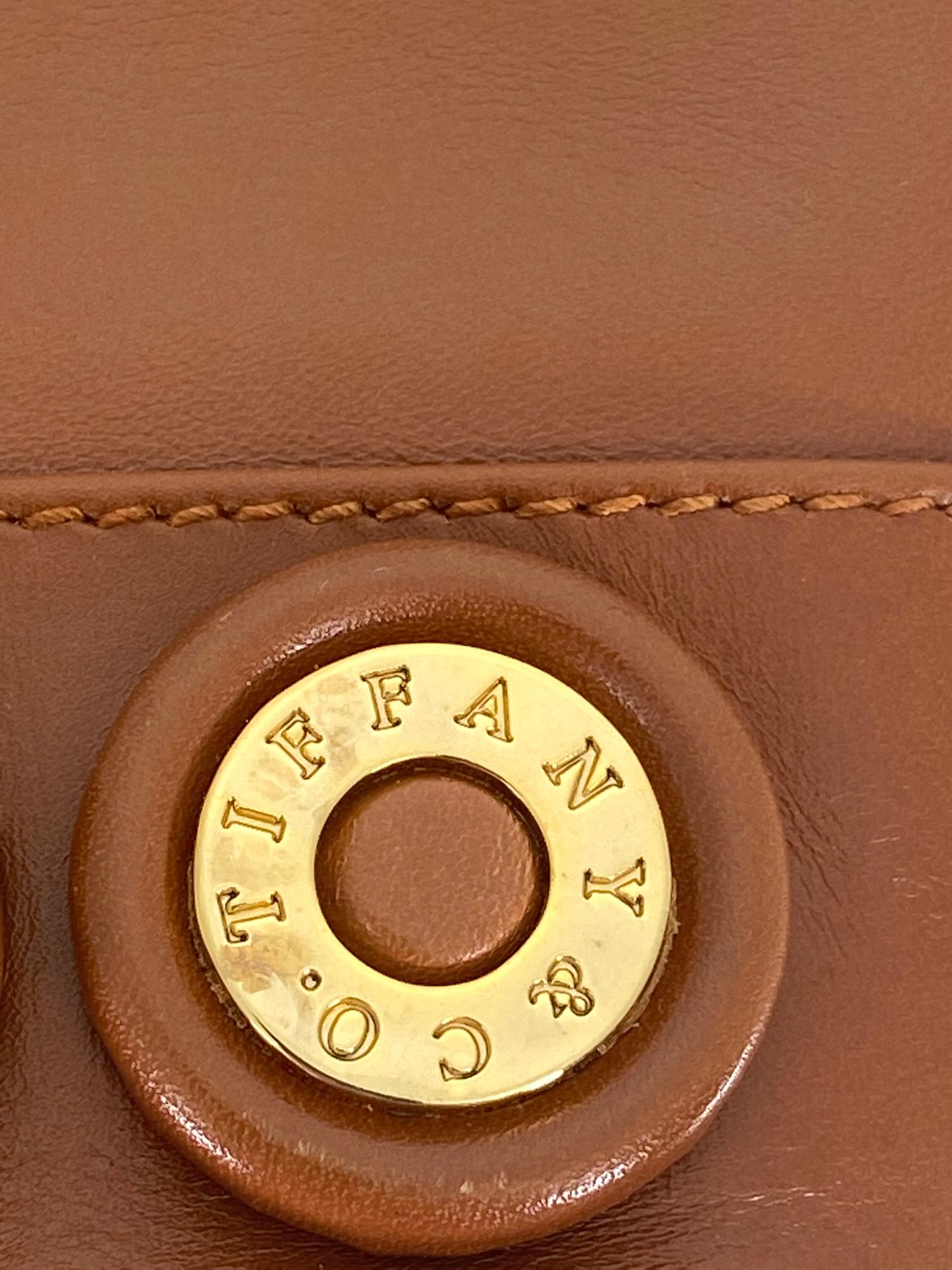 Tiffany & Co. - Mini sac seau en cuir brun clair avec accessoires dorés et lanière en chaîne dorée en vente 1