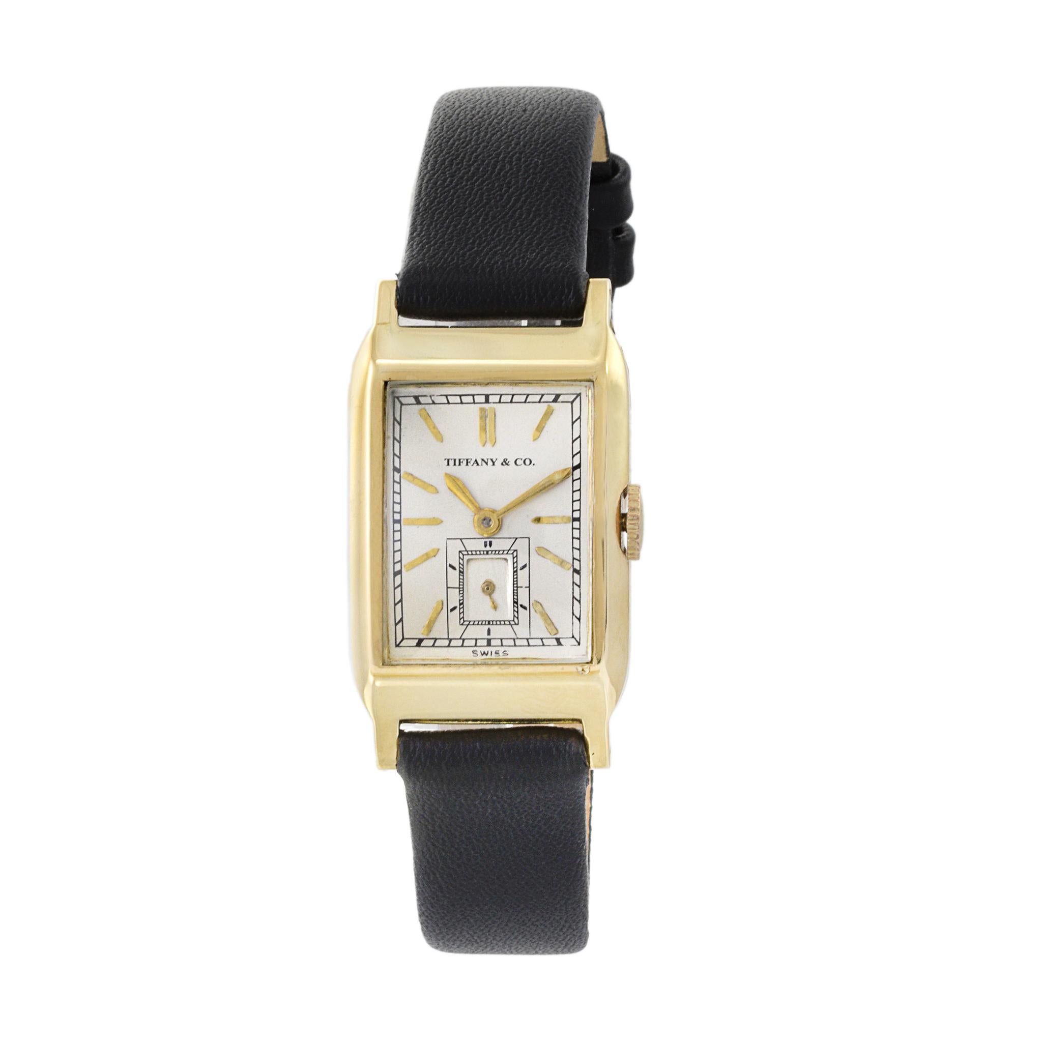 Il s'agit d'une élégante pièce de Tiffany & Co. datant des années 1930. Montre Tank en or 14K. Cette montre a été produite par Movado à l'apogée de son histoire de fabricant de mouvements. Le boîtier mesure 21 mm x 37 mm (d'une corne à l'autre).