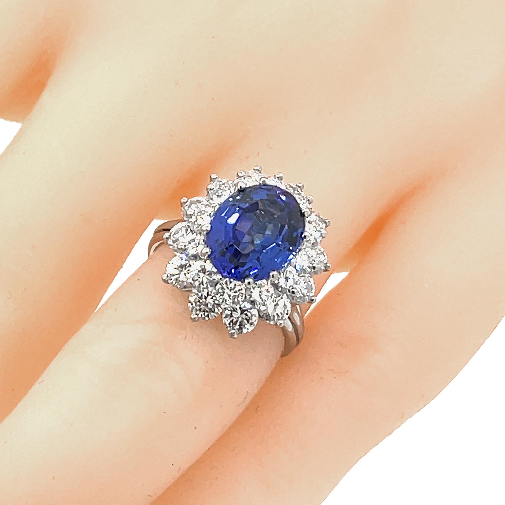 Platin
Tansanit: 3,25 tcw
Diamant: 1.80 ct twd
Ringgröße: 5.25
Gesamtgewicht: 7.6 Gramm
Aus Vorbesitz