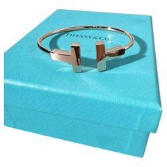 Tiffany & Co. Bracciale T-Collection in oro rosa 18 carati con doppio T e chiusura aperta