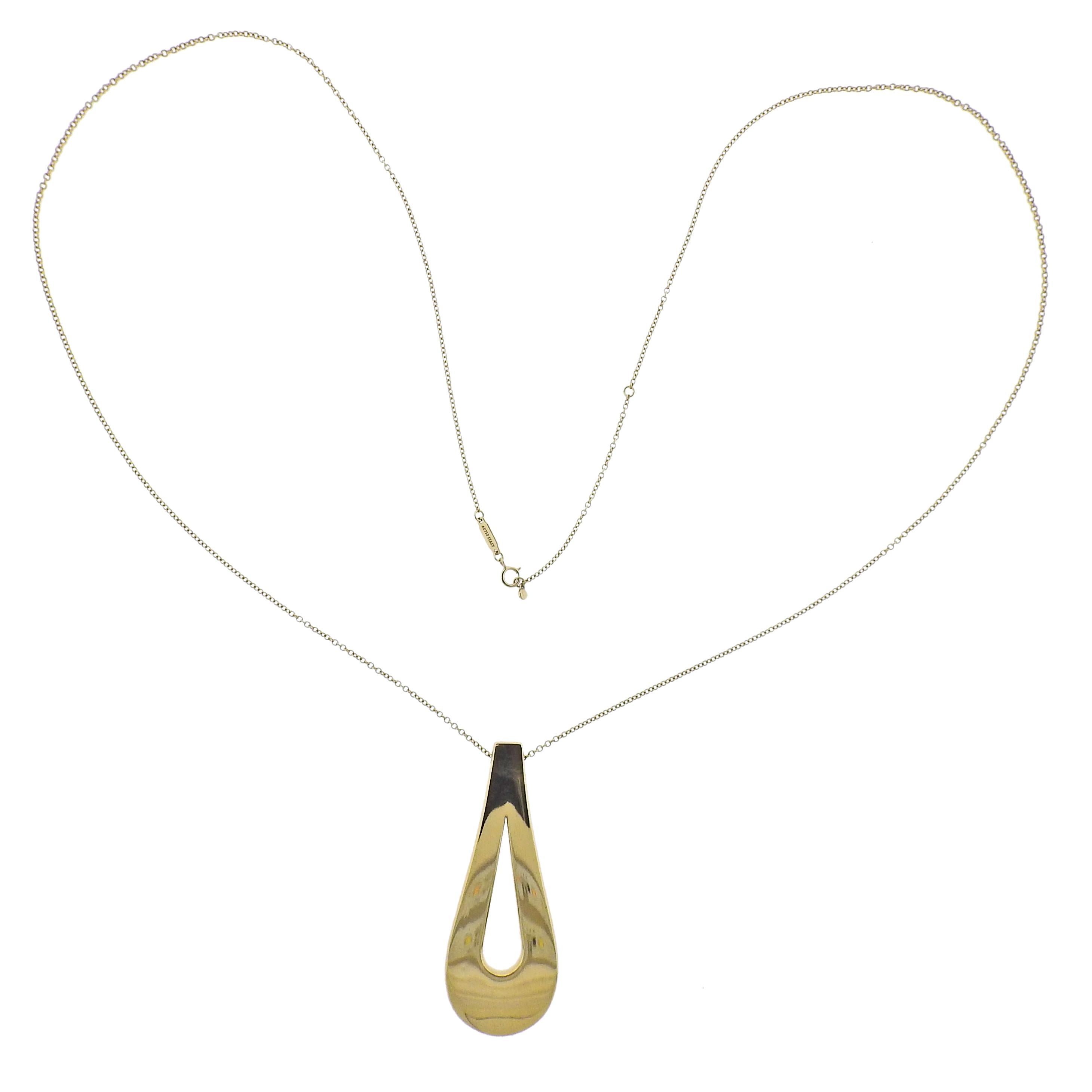 Tiffany & Co Teardrop Gold Pendant Necklace In Excellent Condition For Sale In Lambertville, NJ