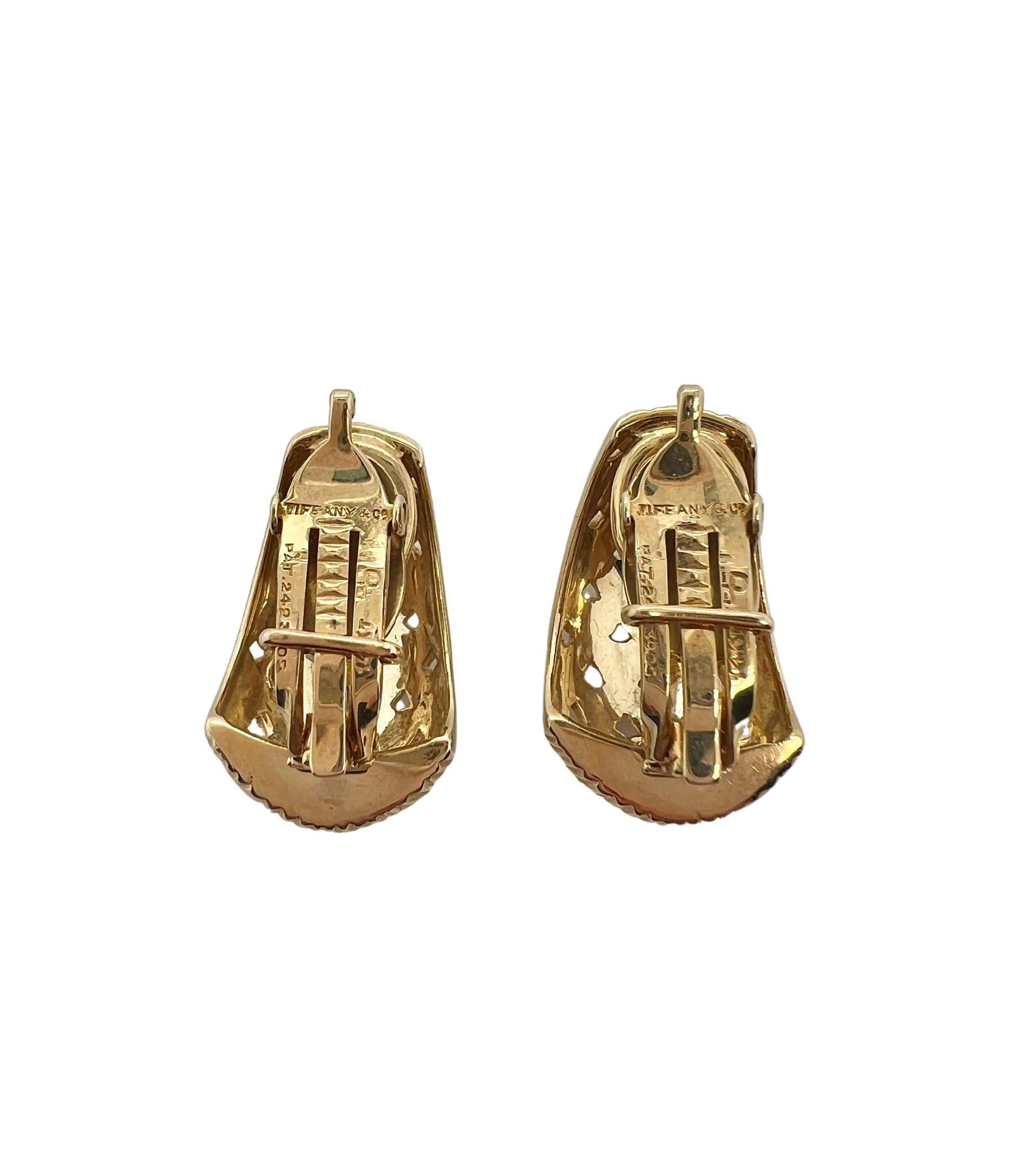 Tiffany & Co Boucles d'oreilles à pince en or jaune 14K texturé

Détails :
Longueur 2,3cm x 1,3cm, poids total de l'ensemble 10,4 grammes. 
Poinçonné : Tiffany & Co, 14k, PAT2423905
Pour les oreilles non percées. 

En excellent état.