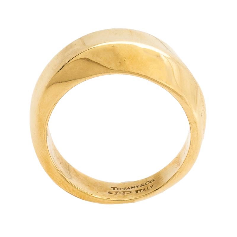 Tiffany & Co. Textured 18K Yellow Gold Band Ring Size 49 In Fair Condition In Dubai, Al Qouz 2