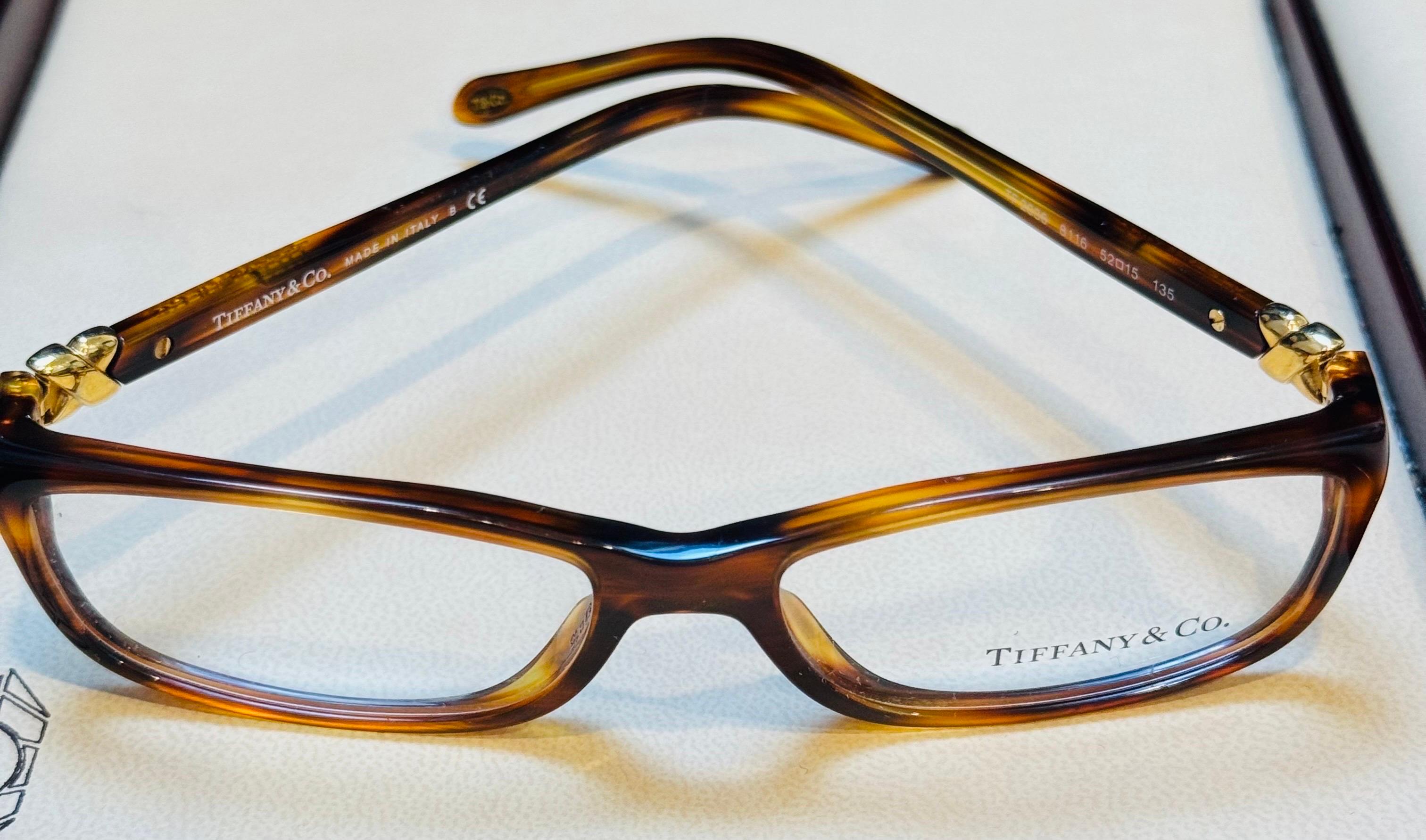 
You are looking at a pair of exclusive Tiffany & Co. TF 2036 Eyeglasses.

Brand: Tiffany & Co.
Model: TF 2036
Gender: Women
Frame Color: 8116 / Havana Honey Brown
Arms: Engraved logo Tiffany & Co. signature on both temples
Includes: Original 
