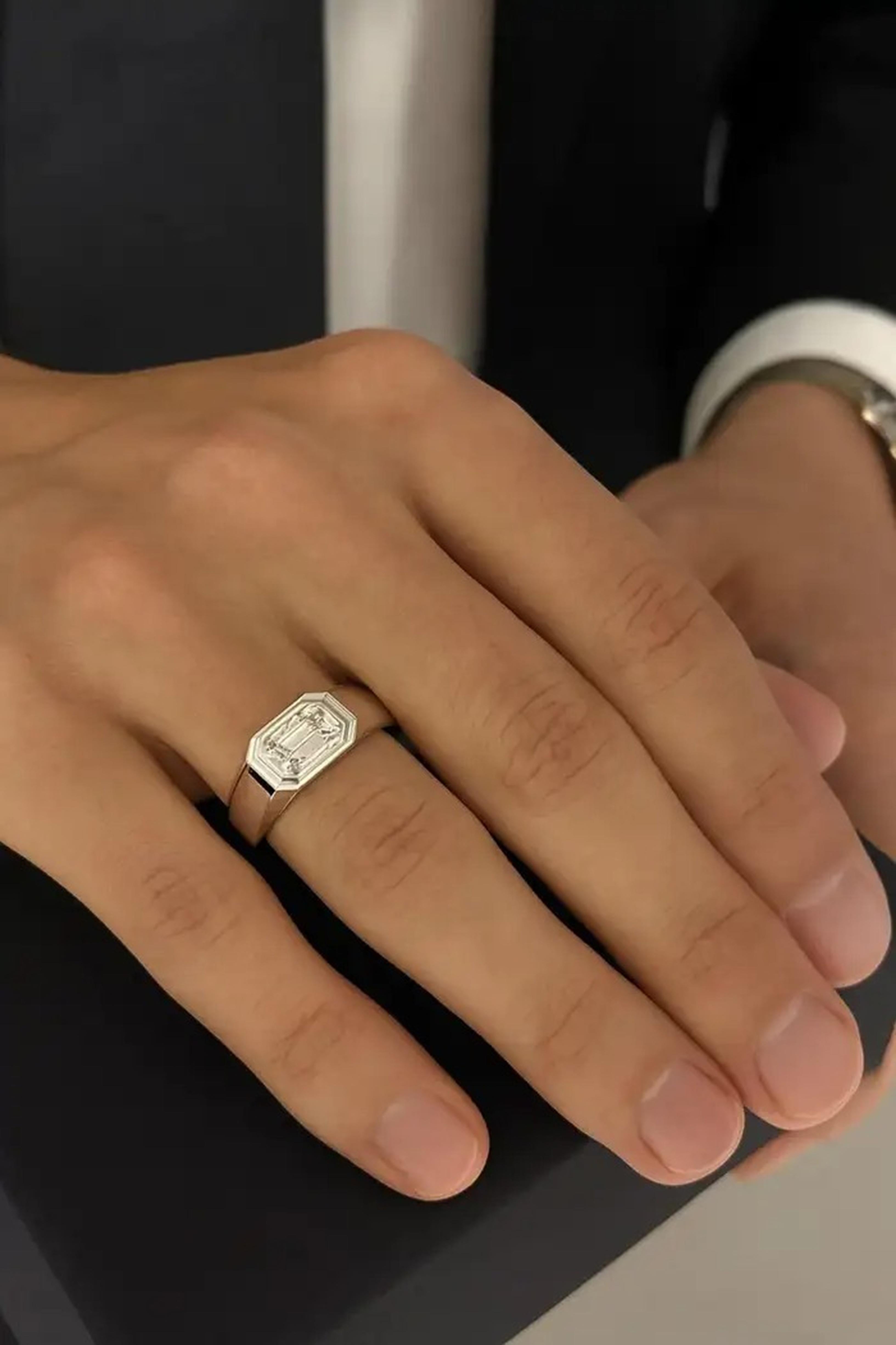 Tiffany & Co. Anello di fidanzamento con diamante taglio smeraldo in platino Charles Charles

Un sorprendente anello di fidanzamento da uomo della Collection Charles di Tiffany & Co., realizzato in platino massiccio e con un audace diamante taglio