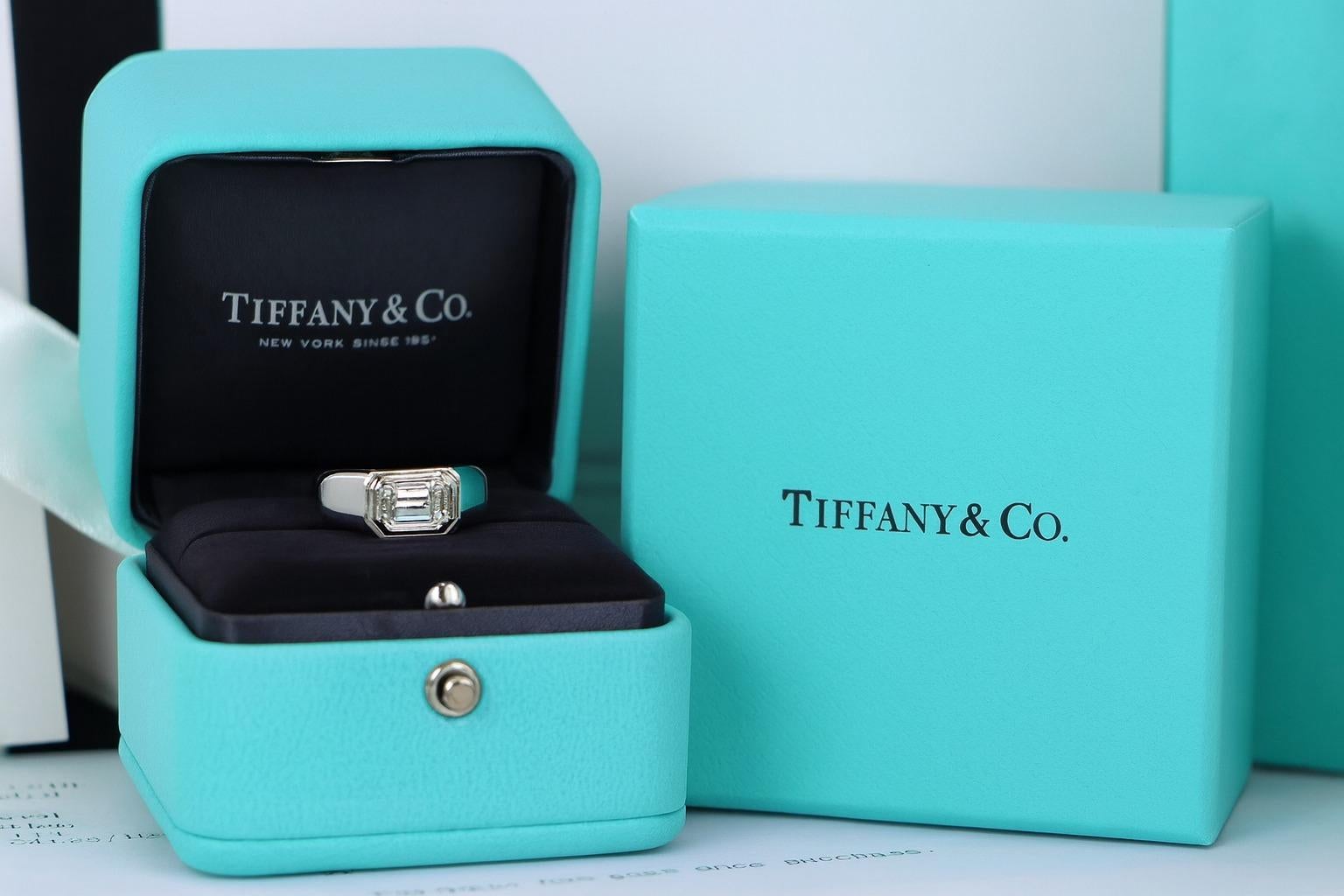 Taglio smeraldo Tiffany & Co. Anello di fidanzamento con diamante taglio smeraldo in platino Charles Charles in vendita