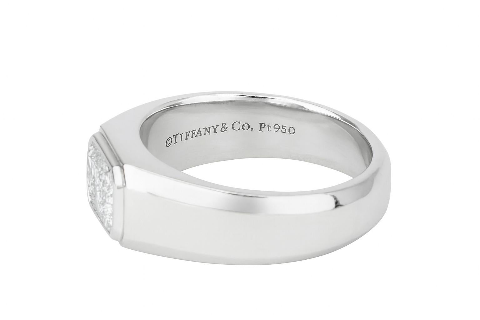 Tiffany & Co. Anello di fidanzamento con diamante taglio smeraldo in platino Charles Charles In condizioni ottime in vendita a Chicago, IL