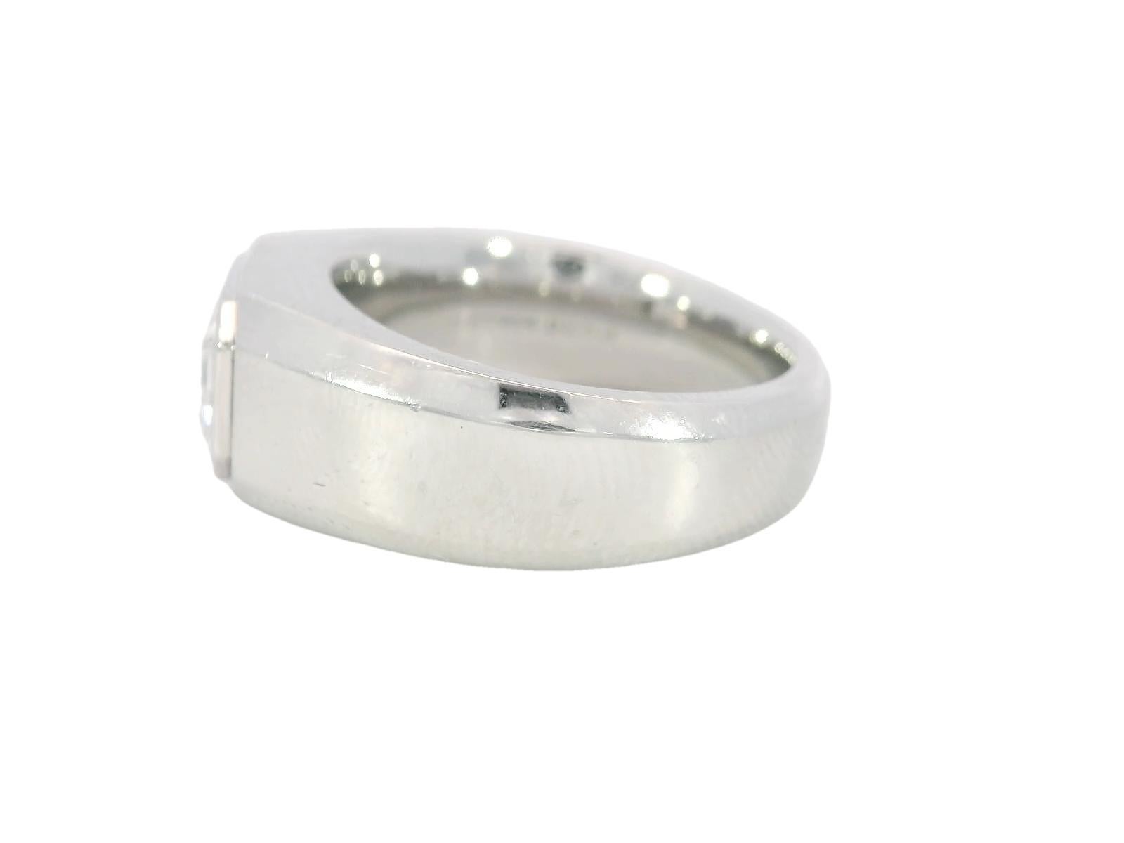 Tiffany & Co. The Charles Setting Men's Engagement Ring Platinum 1.71ct Center

A true masterpiece of refinement and craftsmanship, this Tiffany & Co. Charles Setting Emerald Engagement Ring embodies the pinnacle of luxury. At its heart lies a