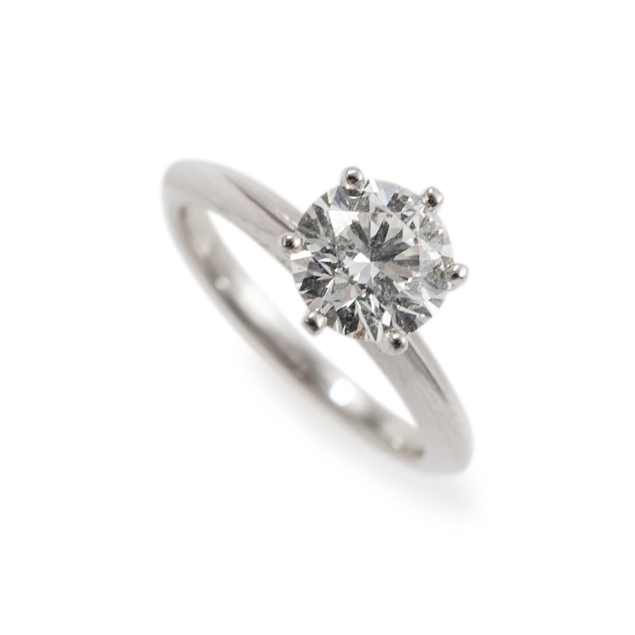 Marchio: Tiffany & Co.

Genere: Donna

Tipo di metallo: Platino 950

Misura dell'anello: 4.5

Larghezza: 2.20 mm

Peso: 4.79 grammi

Anello di fidanzamento con diamante solitario in platino 950 con gambo semitondo. Inciso con 