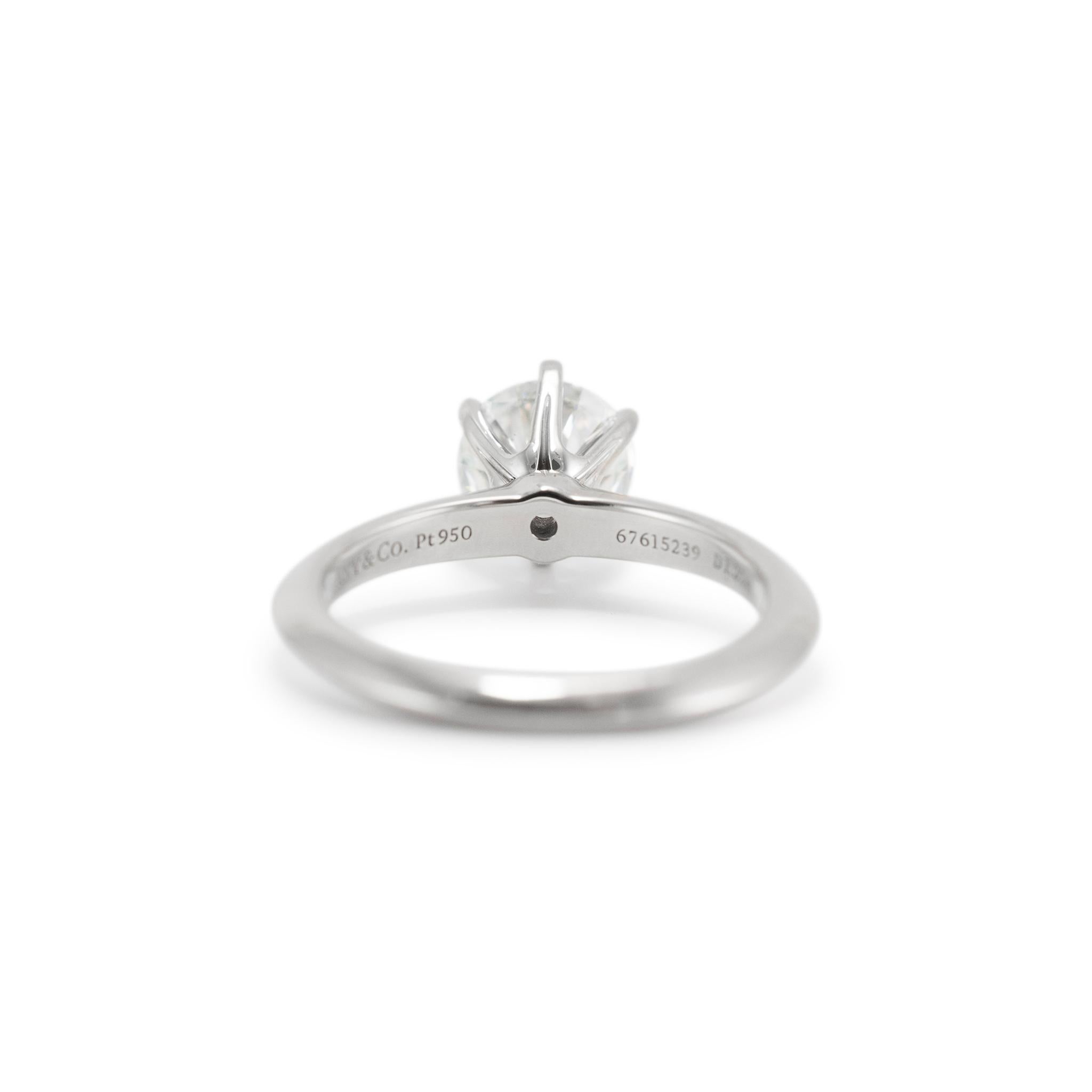 Taglio rotondo Tiffany & Co. L'anello di fidanzamento in platino Tiffany Iconic con diamante rotondo VS2 Gia in vendita
