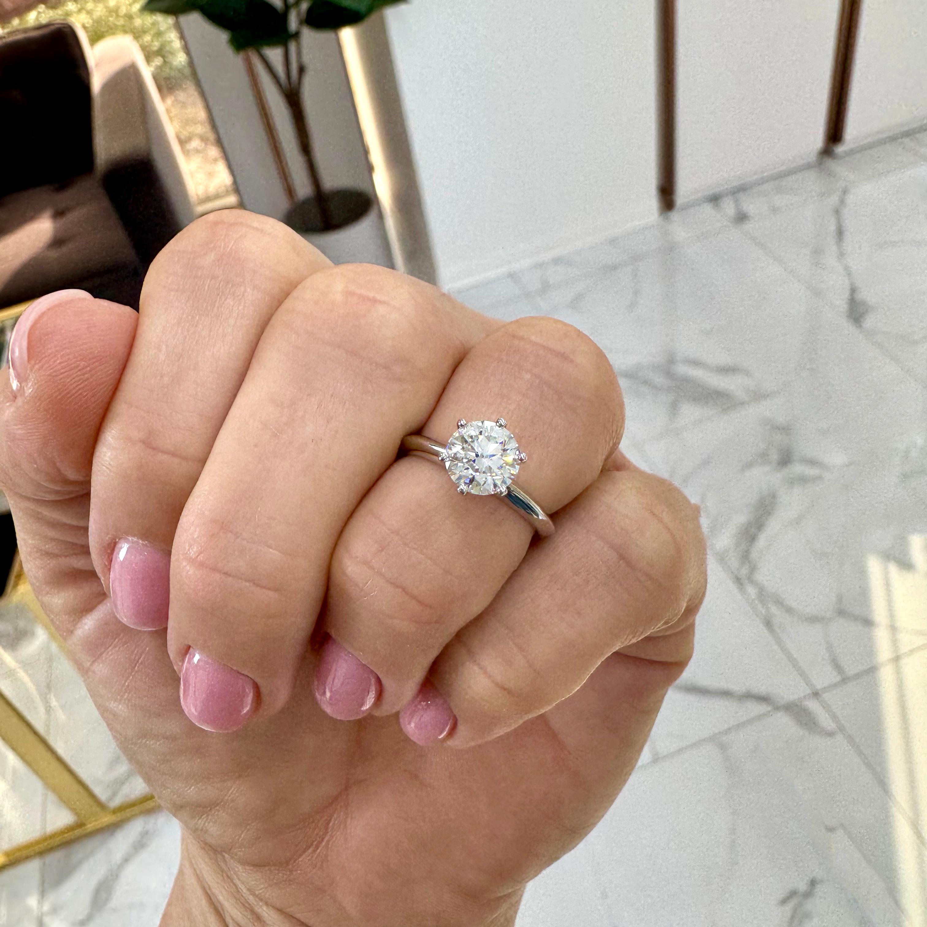 Donna Tiffany & Co. L'anello di fidanzamento in platino Tiffany Iconic con diamante rotondo VS2 Gia in vendita
