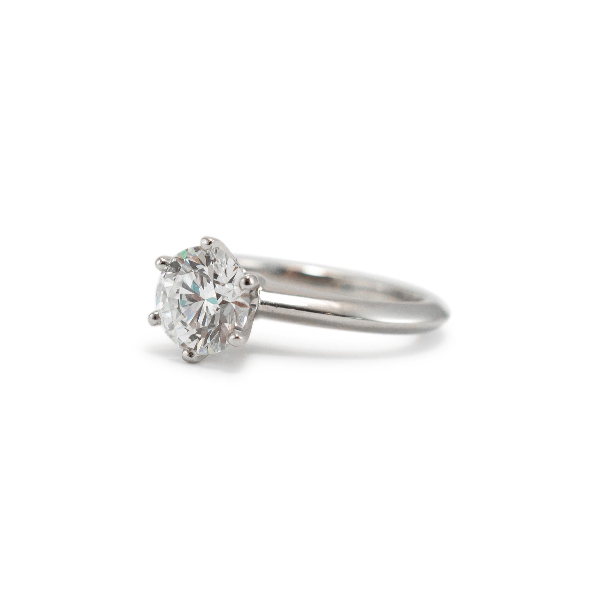 Tiffany & Co. L'anello di fidanzamento in platino Tiffany Iconic con diamante rotondo VS2 Gia in vendita 1