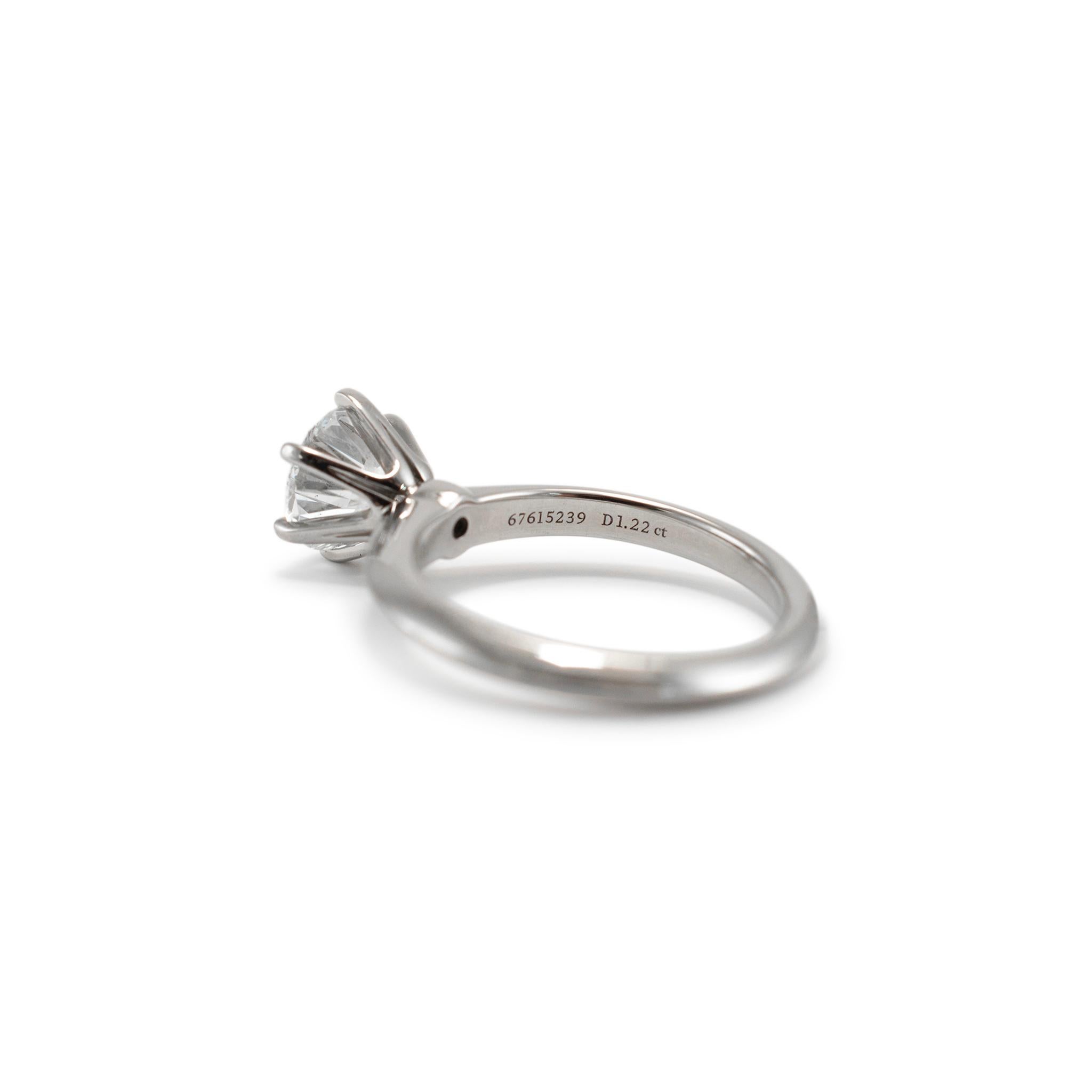 Tiffany & Co. L'anello di fidanzamento in platino Tiffany Iconic con diamante rotondo VS2 Gia in vendita 4