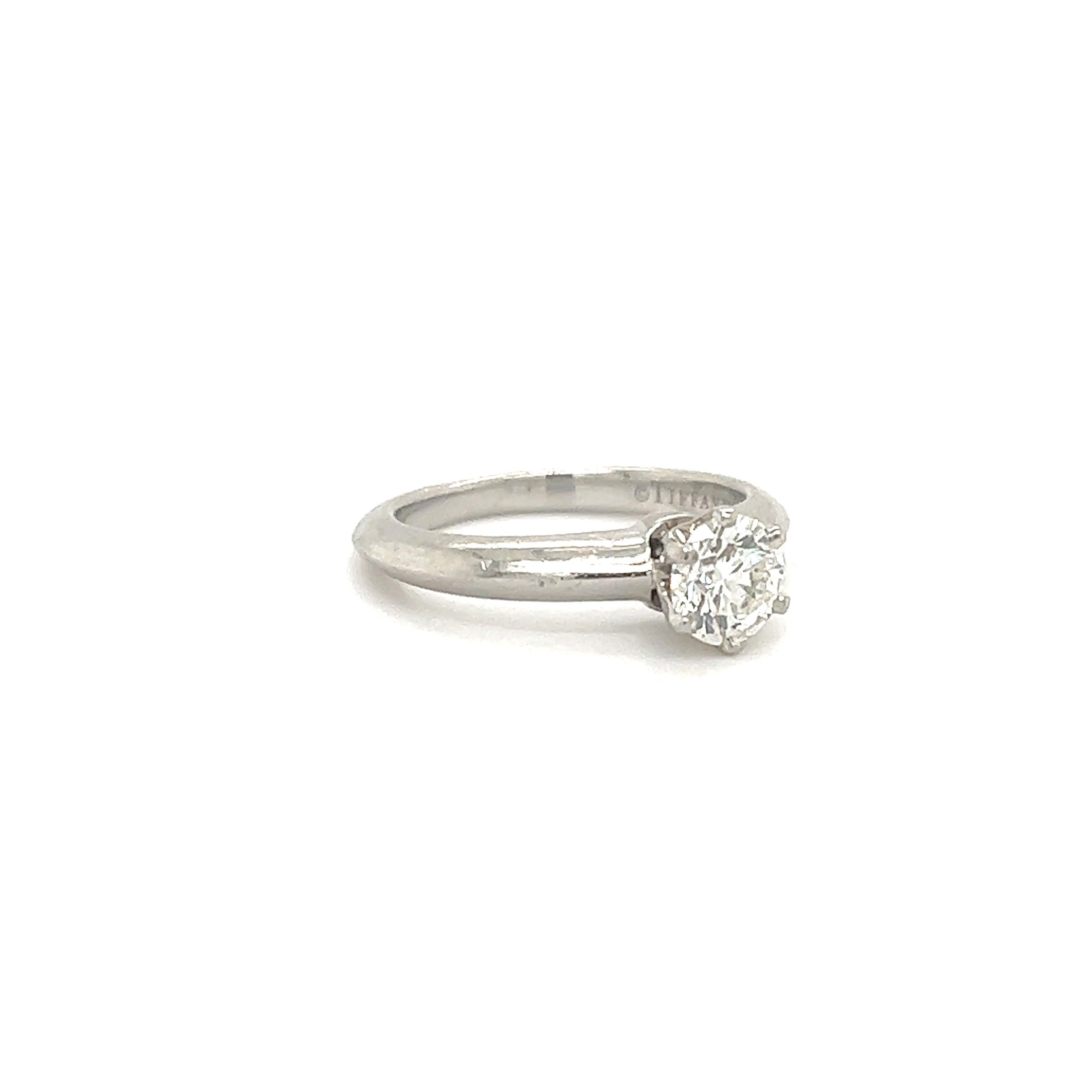 Gorgoues Verlobungsring, hergestellt vom berühmten Schmuckhaus Tiffany & Co. Dieser elegante Ring ist aus Platin gefertigt und als 