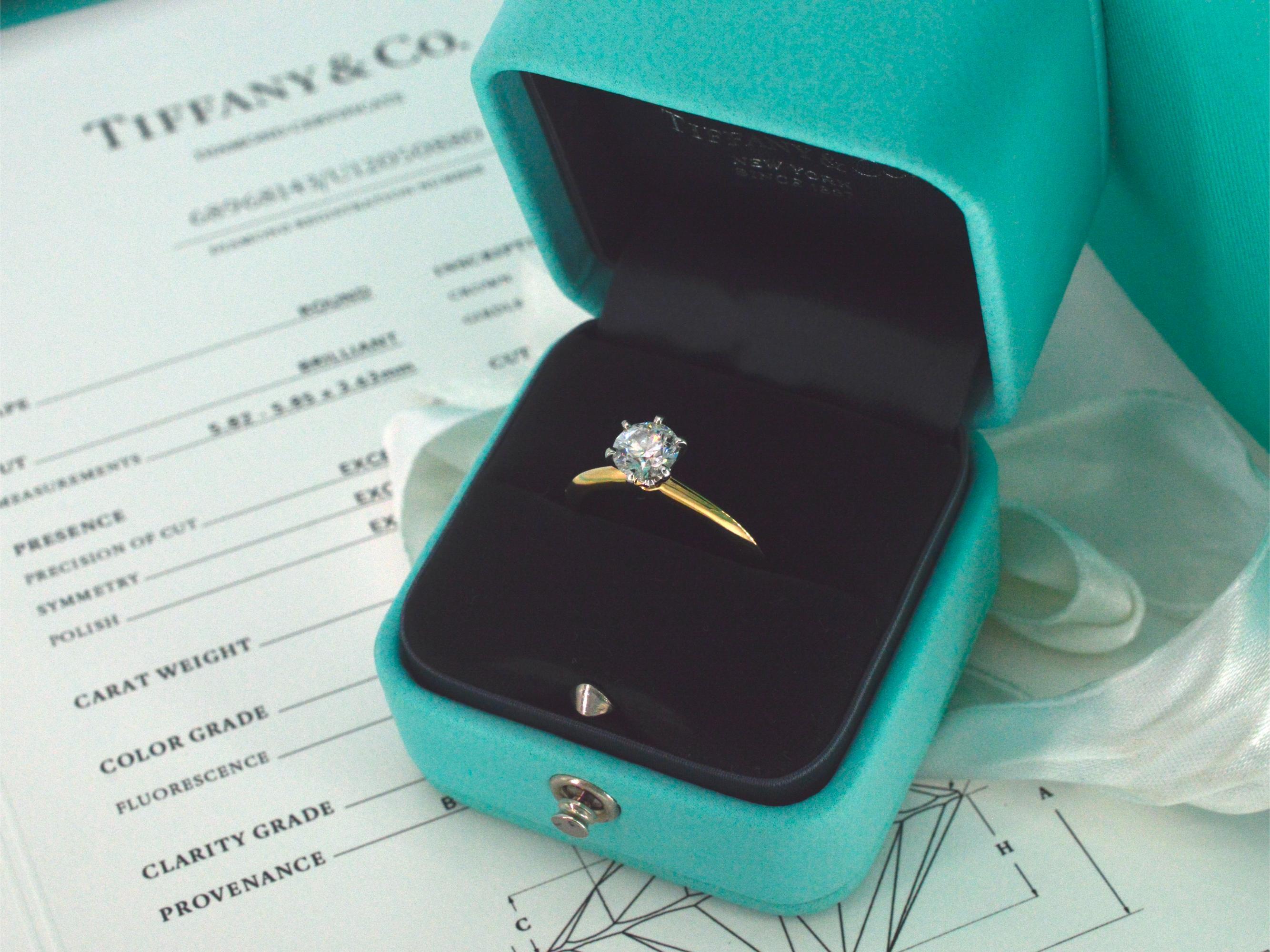 Tiffany & Co – Ring in Tiffany-Fassung mit Platinkrone und Brillantschliff  im Zustand „Gut“ im Angebot in AMSTELVEEN, NH
