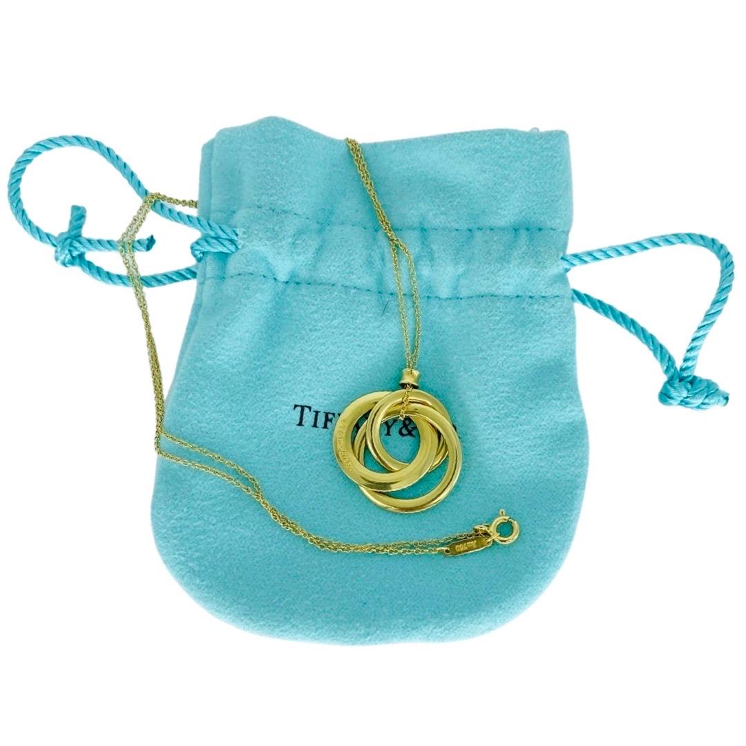Tiffany & Co Interlocking Circles Pendant Necklace 18k Gold. The necklace is 18 inches long and weights 7.6 grams 18 karat gold. Each circle measures 15.5mm, 18.5mm & 19.5mm in diameter. Another masterpiece by Tiffany & Co!
Tiffany pouch included.