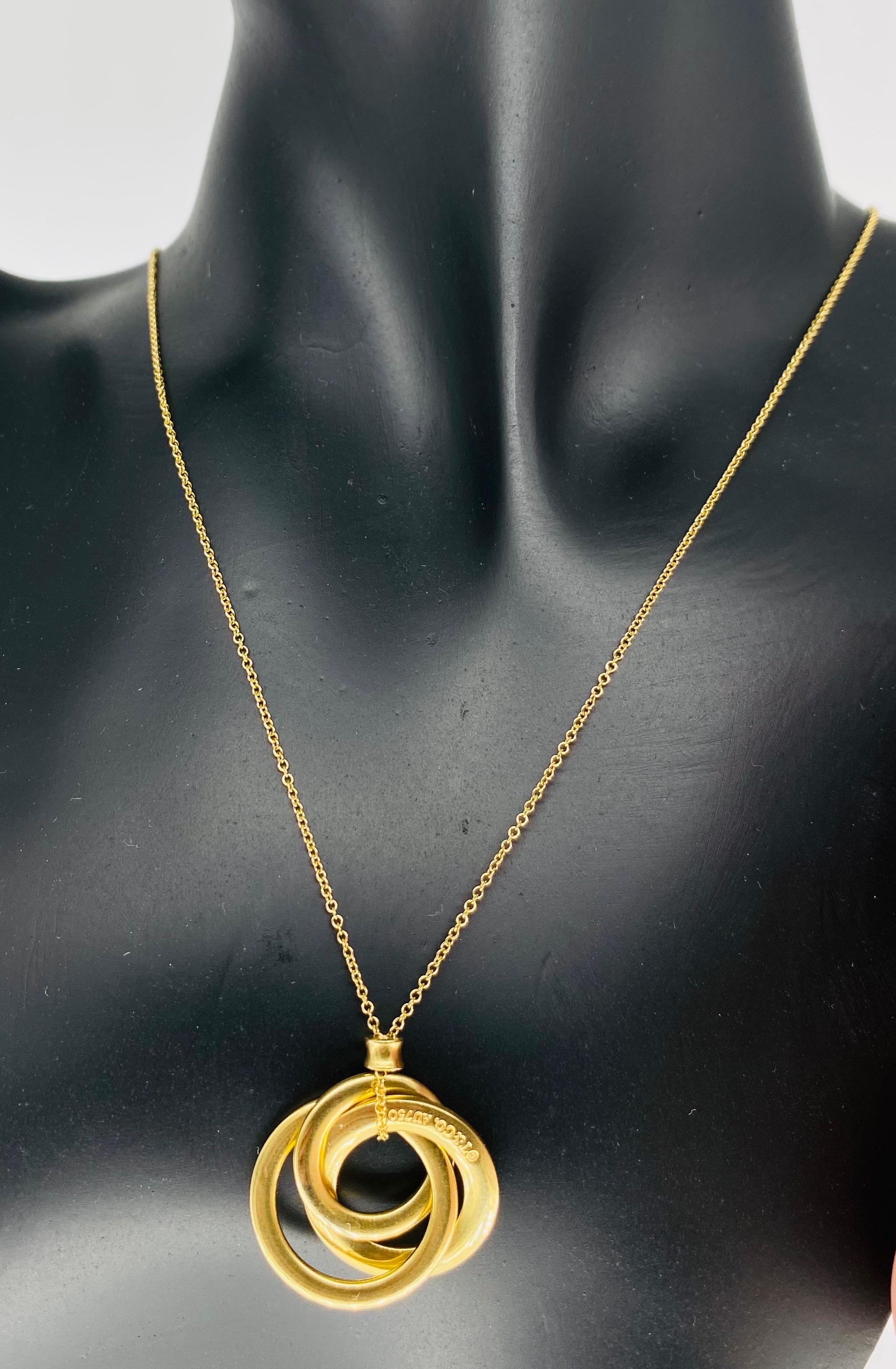 Tiffany & Co. Three Interlocking Circles Pendant Drop Necklace 18k Gold In Excellent Condition In Miami, FL