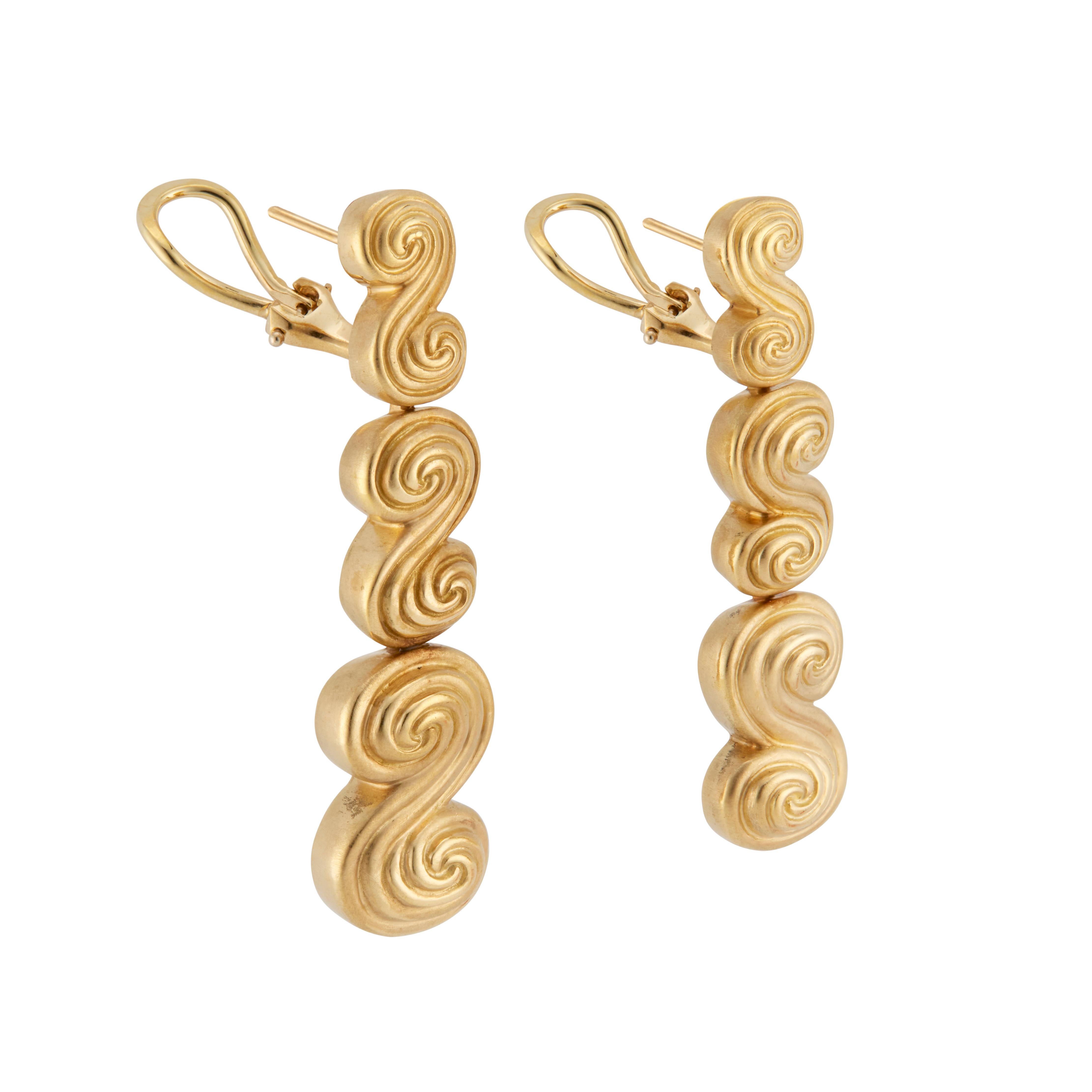 Tiffany & Co swirl design Louis Comfort 18k yellow gold earrings. The longest of 3 sizes of this style, almost 2 inches top to bottom.

18k yellow gold 
26.7 grams 
Stamped: 18k 
Tested: 18k 
Hallmark: T&CO 
Top to bottom: 48.70mm or 1.91 inches