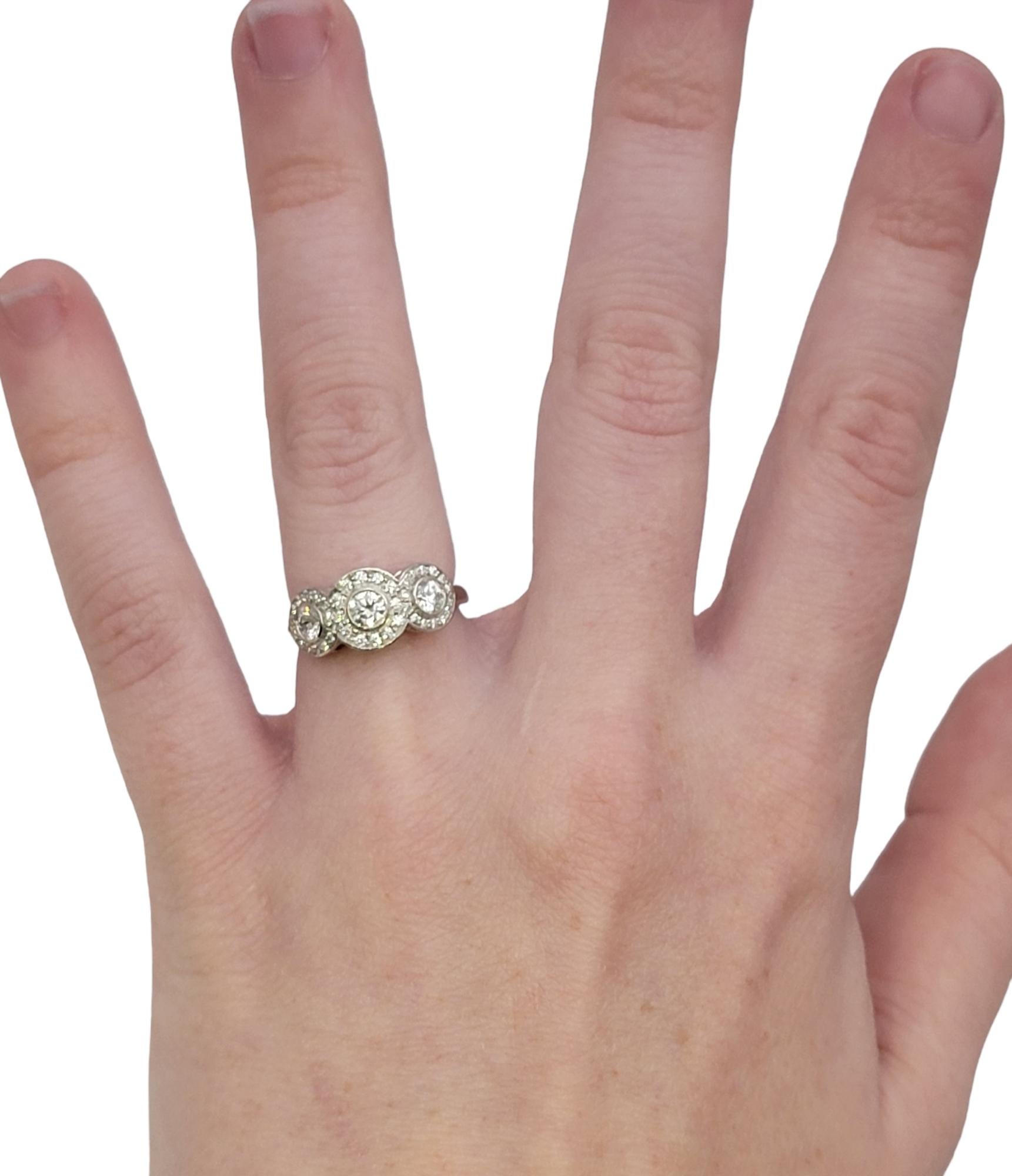 Tiffany & Co. Drei Stein Kreis-Diamant-Halo-Ring aus Platin .55 Karat insgesamt 7