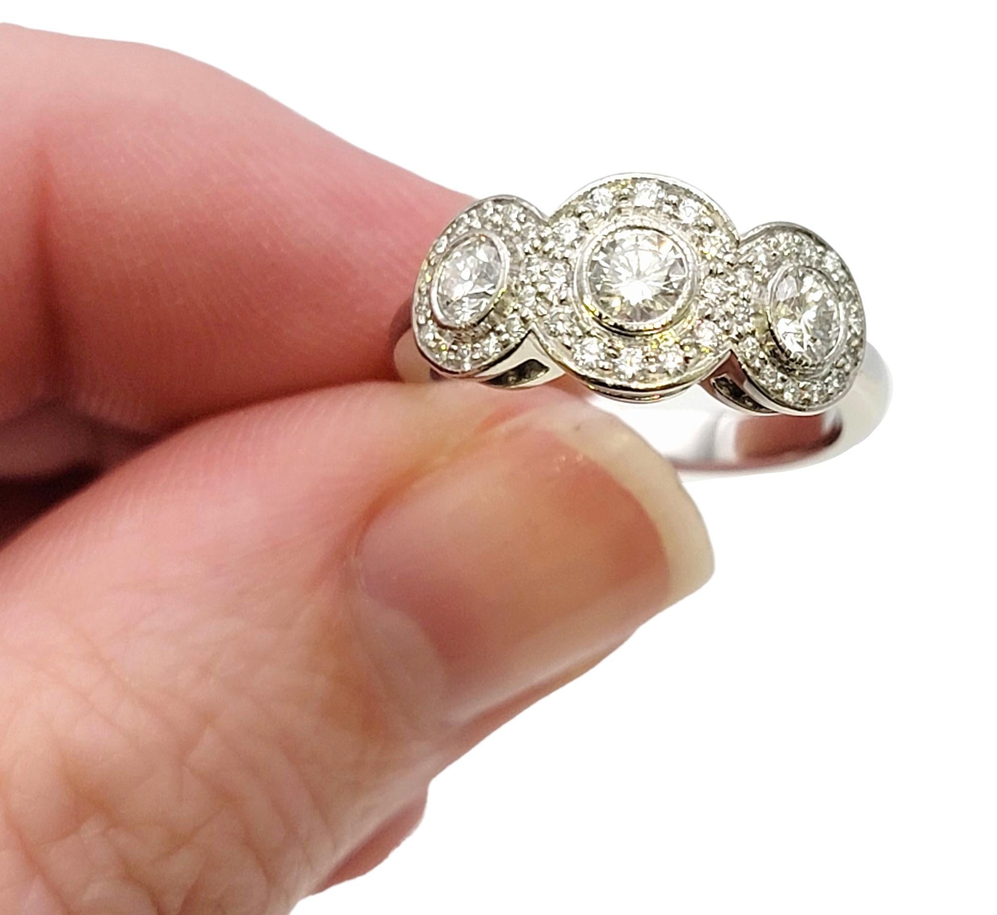 Tiffany & Co. Drei Stein Kreis-Diamant-Halo-Ring aus Platin .55 Karat insgesamt 8
