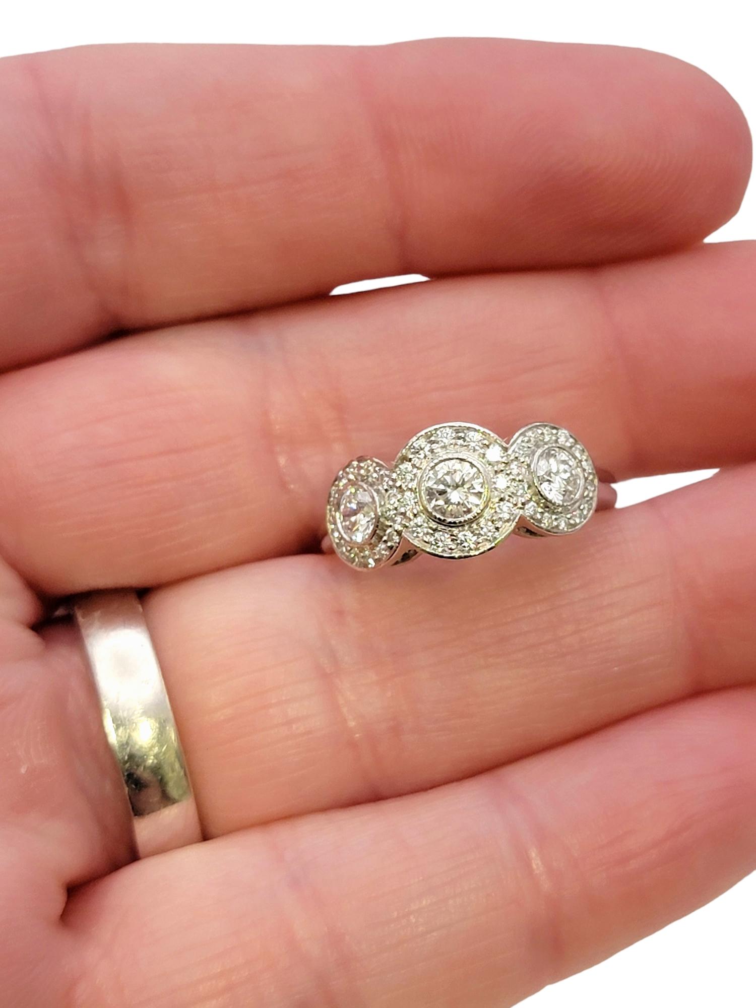 Tiffany & Co. Drei Stein Kreis-Diamant-Halo-Ring aus Platin .55 Karat insgesamt 9