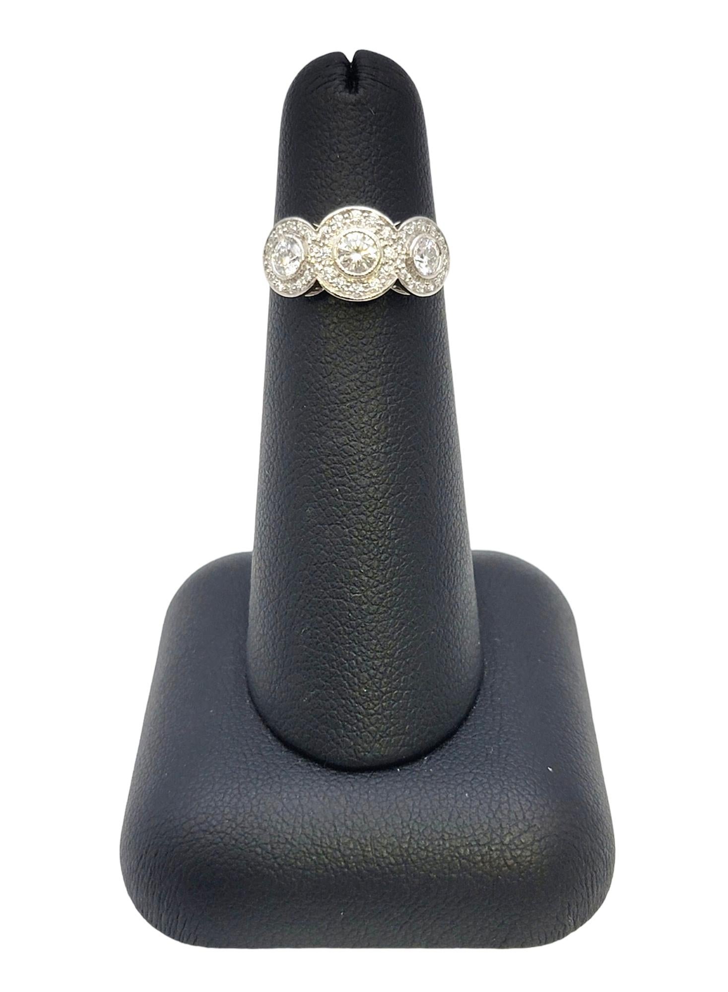 Tiffany & Co. Drei Stein Kreis-Diamant-Halo-Ring aus Platin .55 Karat insgesamt 10