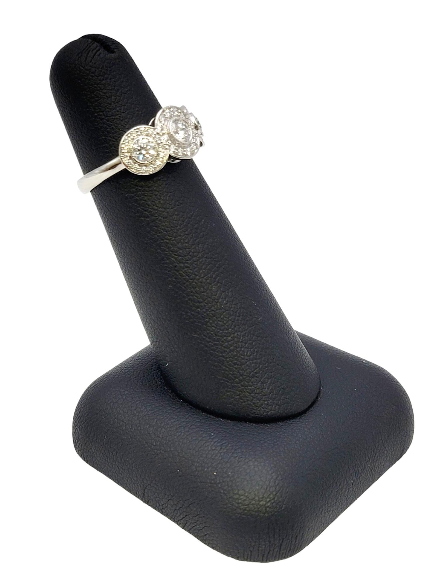 Tiffany & Co. Drei Stein Kreis-Diamant-Halo-Ring aus Platin .55 Karat insgesamt 11
