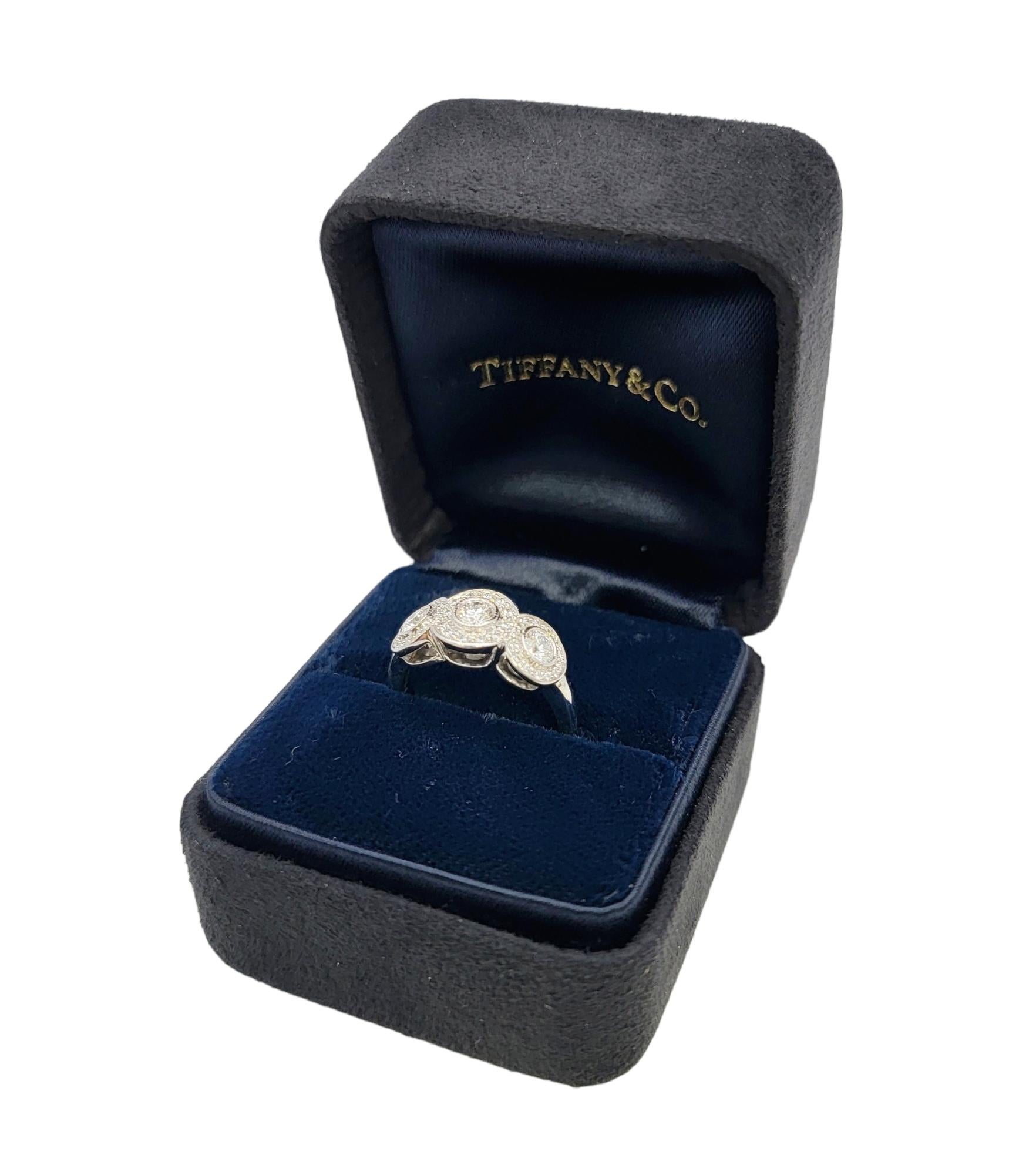 Tiffany & Co. Drei Stein Kreis-Diamant-Halo-Ring aus Platin .55 Karat insgesamt 12