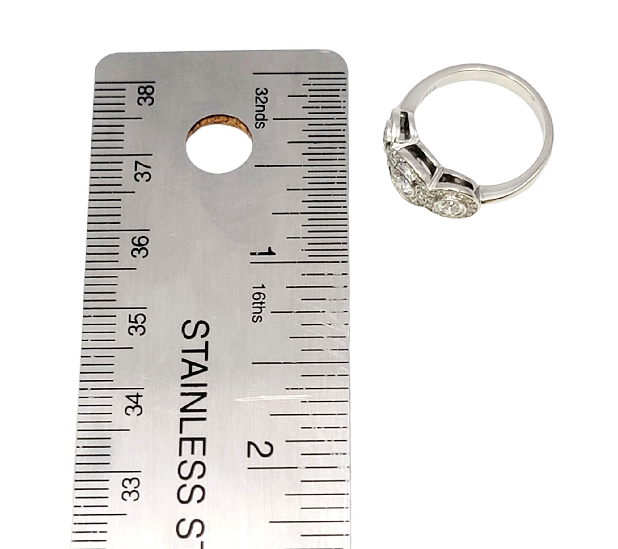 Tiffany & Co. Drei Stein Kreis-Diamant-Halo-Ring aus Platin .55 Karat insgesamt 13