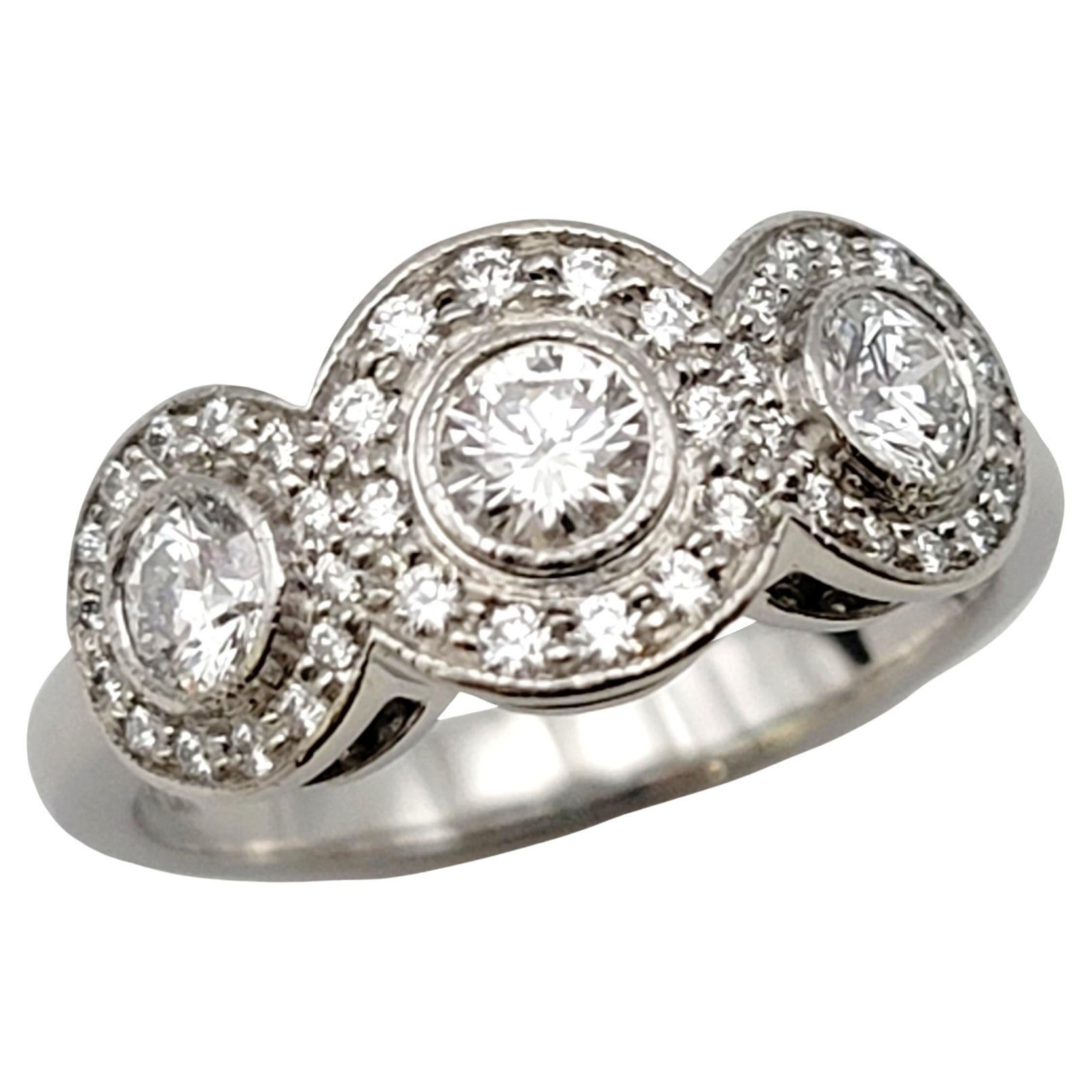 Ringgröße: 4.75

Atemberaubender dreifacher Diamant-Halo-Verlobungsring des renommierten Juweliers Tiffany & Co. Das verlockende Trio aus eisigen Diamanten wird an ihrem Finger regelrecht strahlen, während die schimmernden Pavee-Halos das