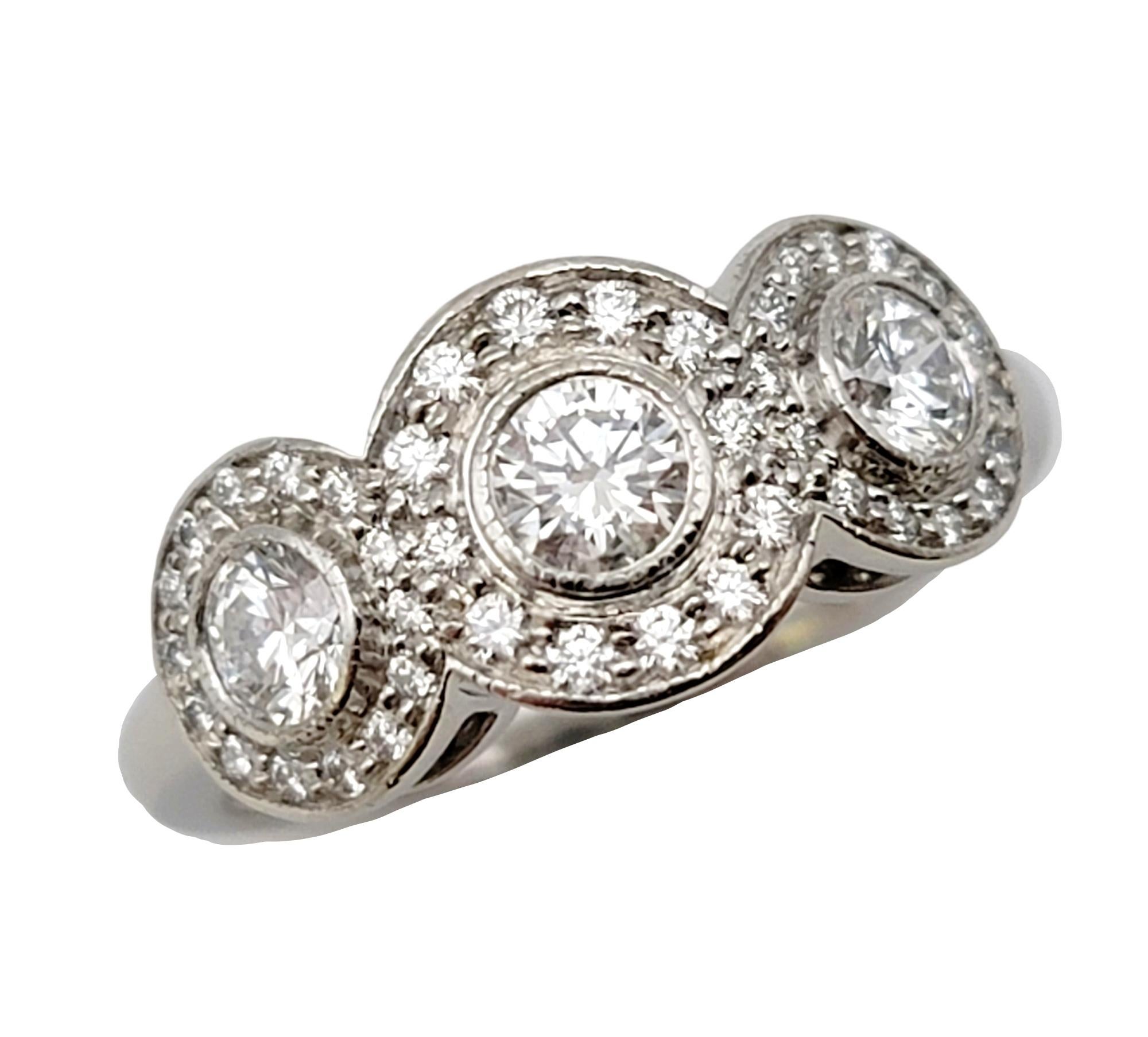 Tiffany & Co. Drei Stein Kreis-Diamant-Halo-Ring aus Platin .55 Karat insgesamt im Zustand „Gut“ in Scottsdale, AZ
