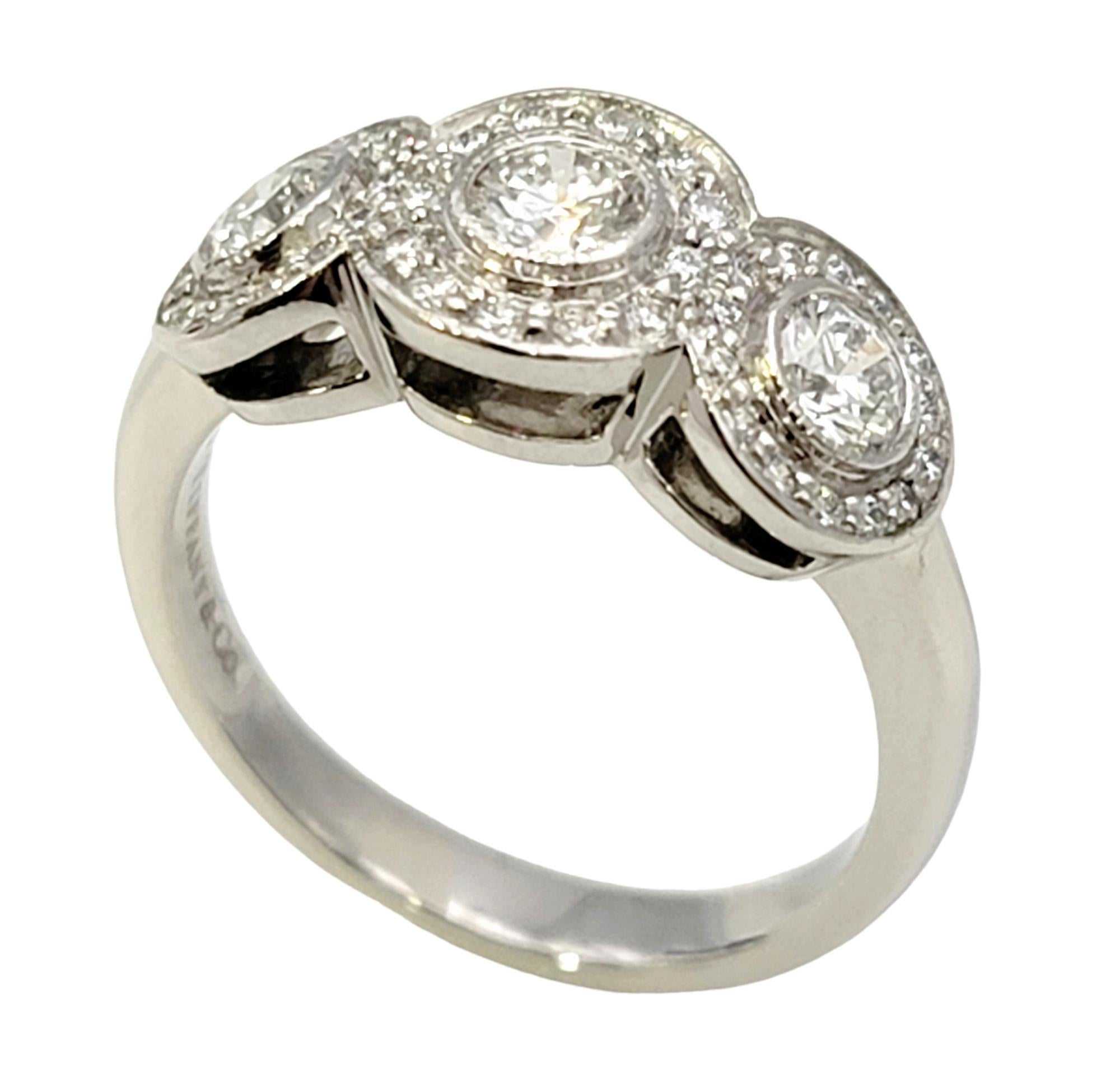 Tiffany & Co. Drei Stein Kreis-Diamant-Halo-Ring aus Platin .55 Karat insgesamt 1