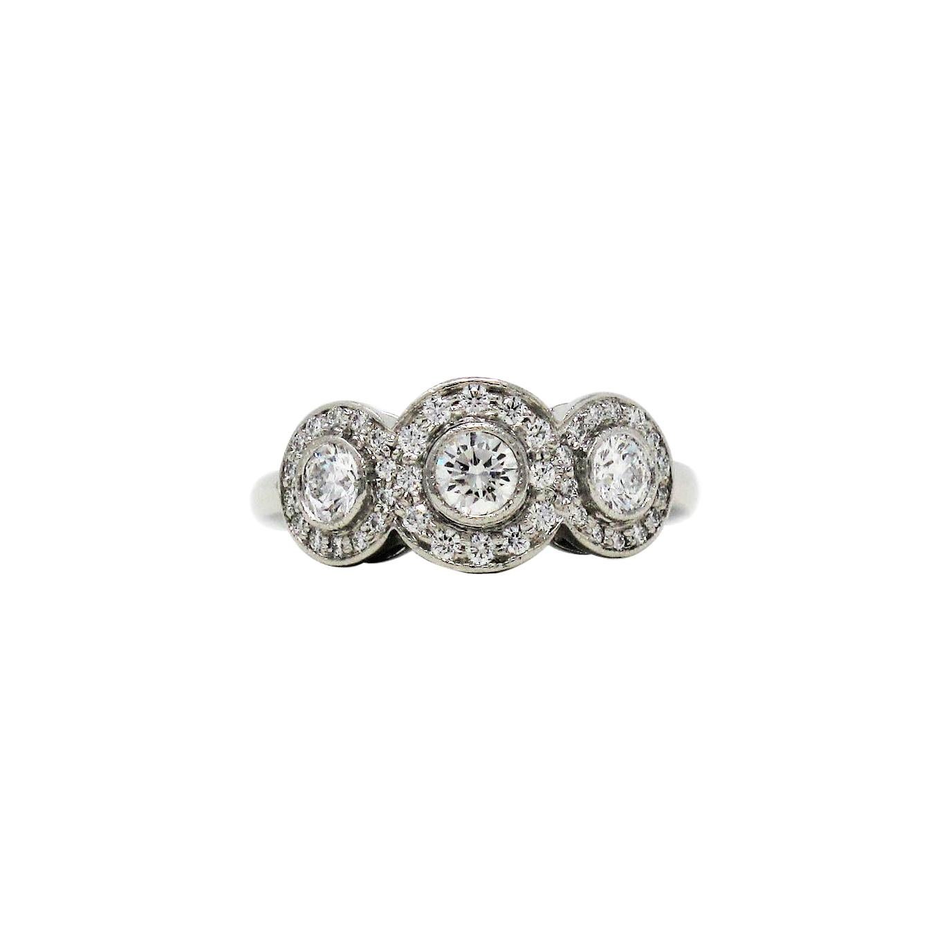Tiffany & Co. Drei Stein Kreis-Diamant-Halo-Ring aus Platin .55 Karat insgesamt 2