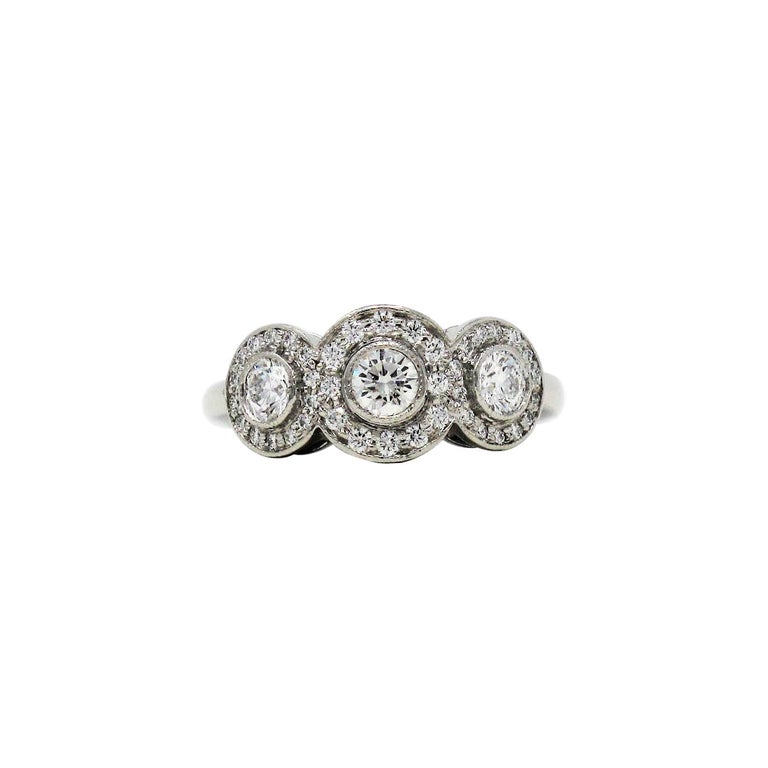 Tiffany and Co. Bague à halo de diamants à trois pierres en platine 0,55  carats au total En vente sur 1stDibs