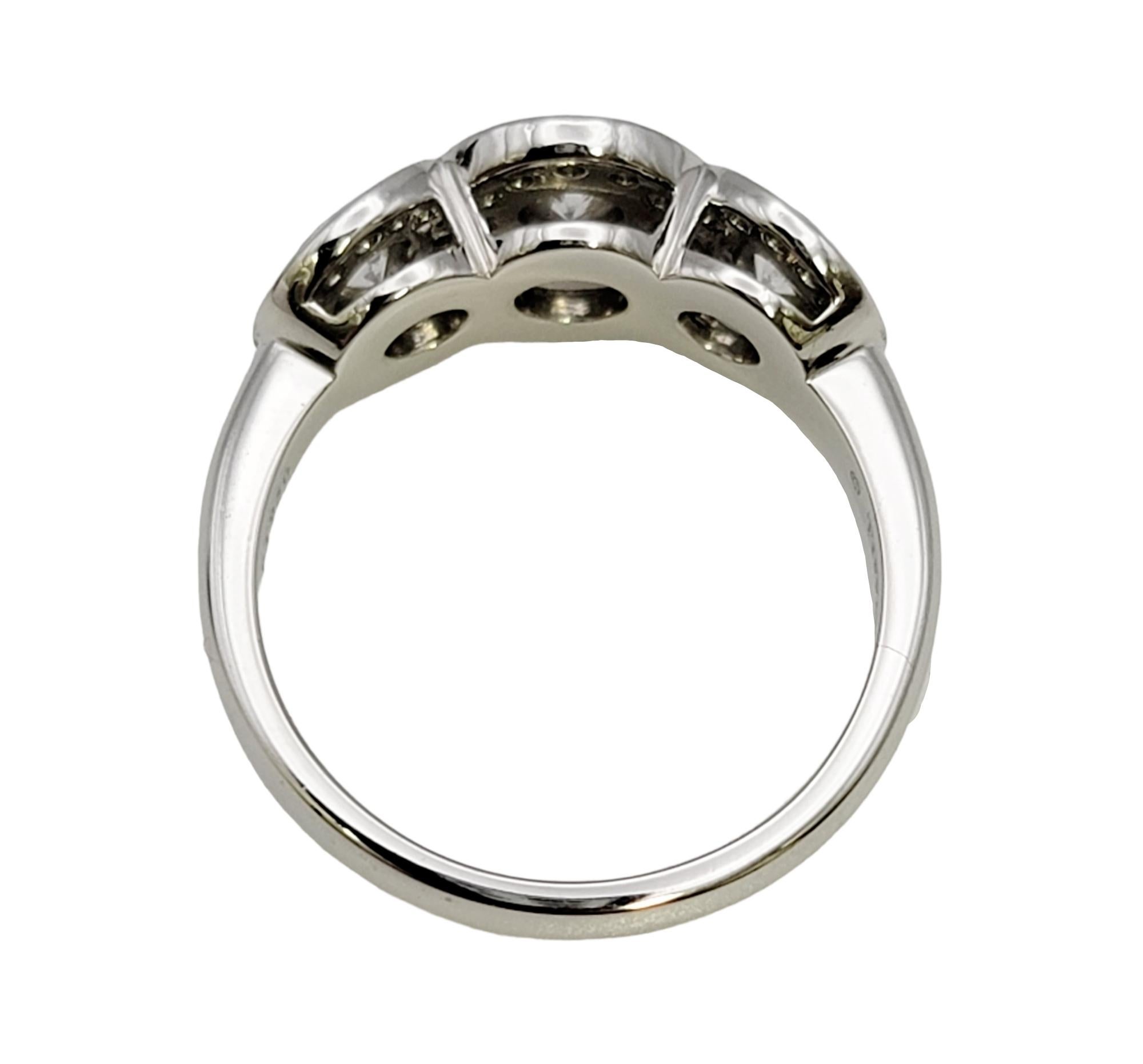 Tiffany & Co. Drei Stein Kreis-Diamant-Halo-Ring aus Platin .55 Karat insgesamt 3