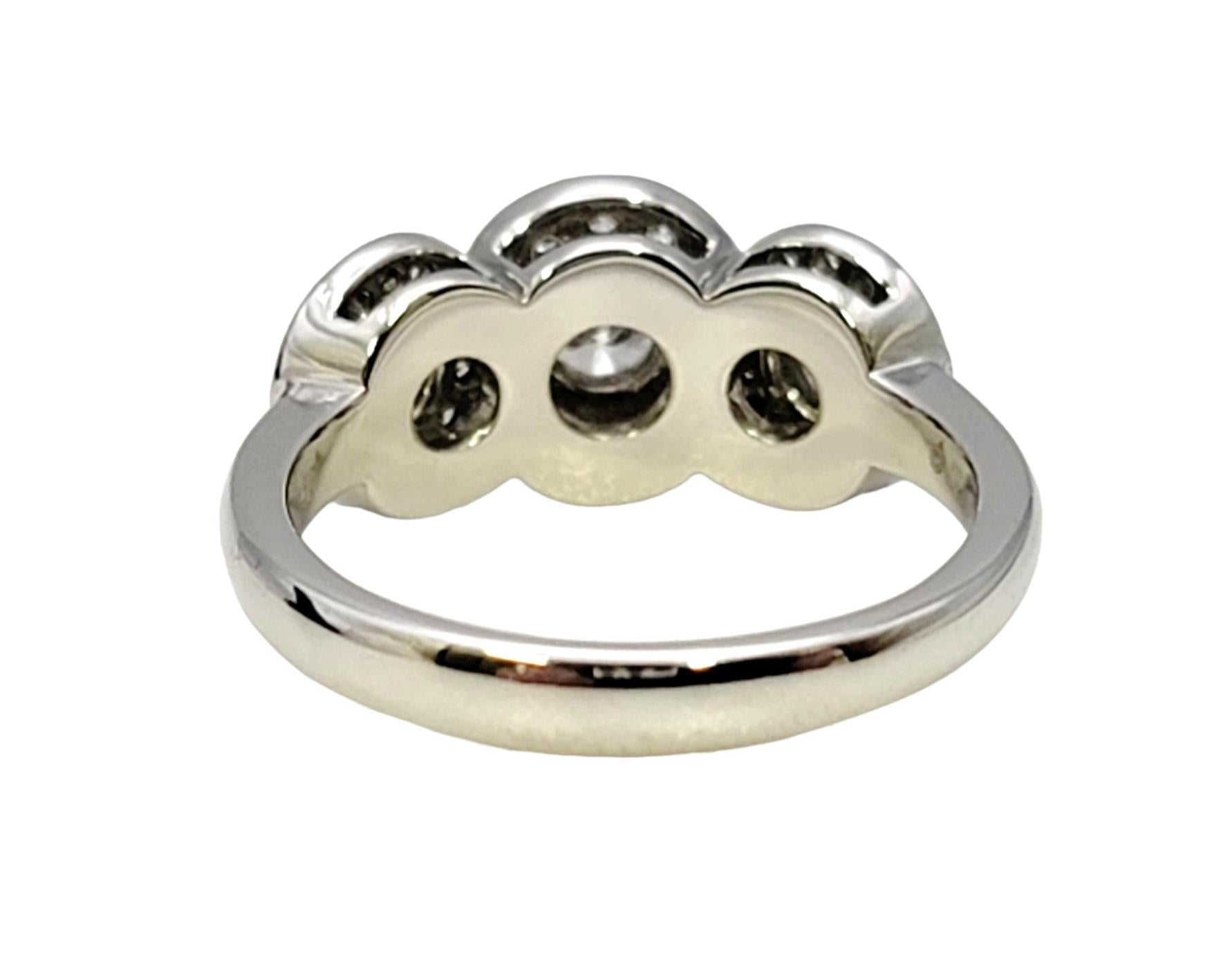 Tiffany & Co. Drei Stein Kreis-Diamant-Halo-Ring aus Platin .55 Karat insgesamt 4