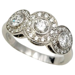 Tiffany & Co. Drei Stein Kreis-Diamant-Halo-Ring aus Platin .55 Karat insgesamt