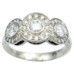 Tiffany & Co. Drei Stein Kreisförmiger Diamant-Halo-Ring aus Platin Größe 4,75