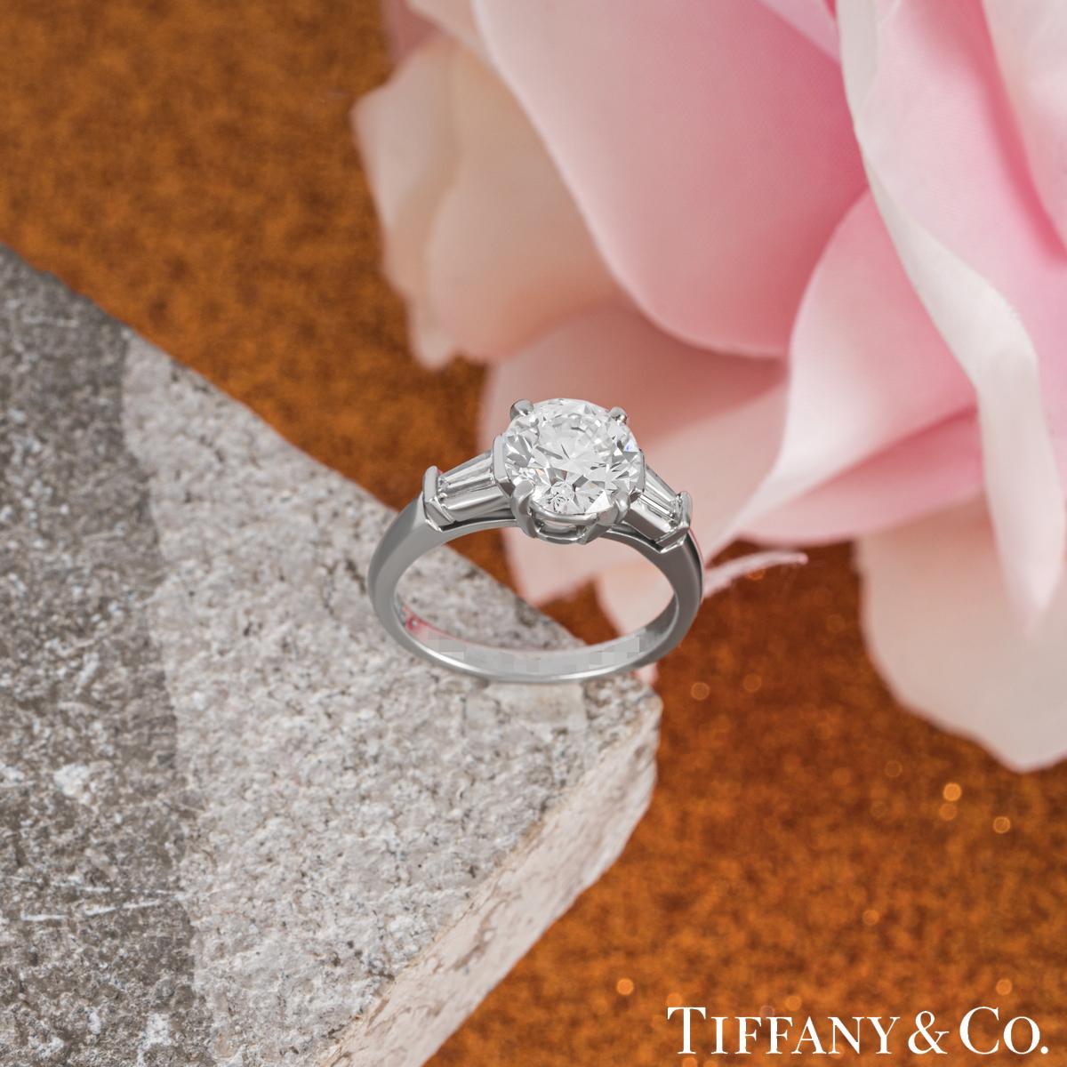 Tiffany & Co. Bague de fiançailles à trois pierres de 2,10 carats E/VS1 en vente 2