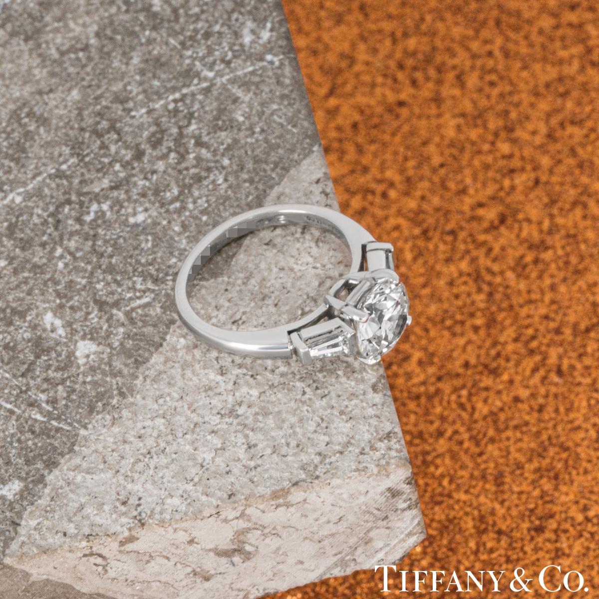 Tiffany & Co. Three-Stone Engagement Ring 2.10 Carat E/VS1 For Sale 1