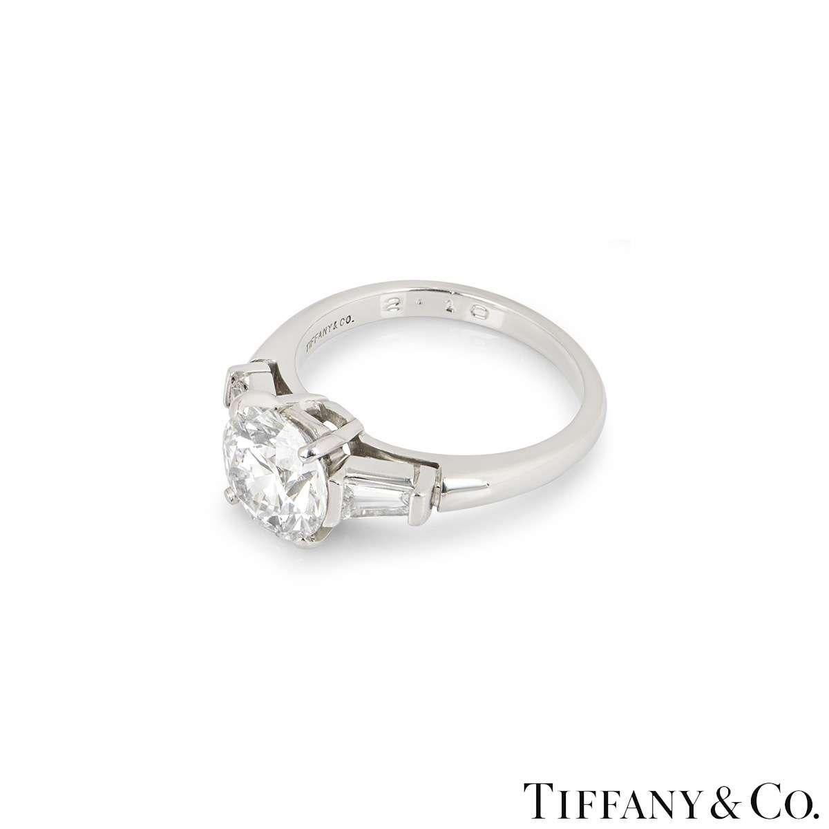 Taille ronde Tiffany & Co. Bague de fiançailles à trois pierres de 2,10 carats E/VS1 en vente