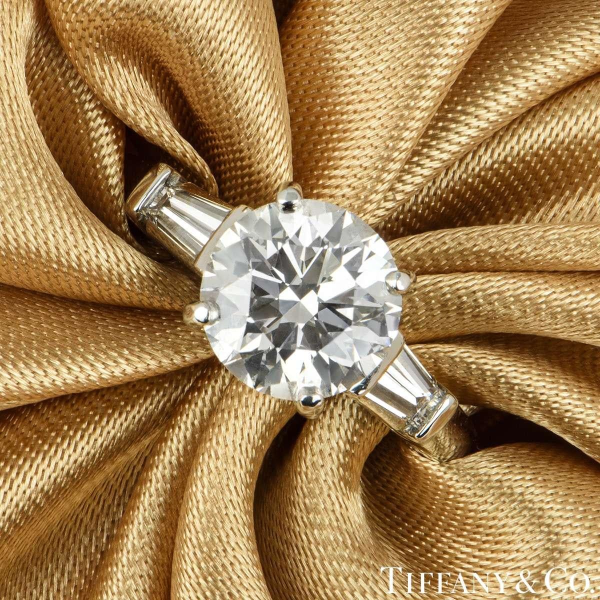 Tiffany & Co. Bague de fiançailles à trois pierres de 2,10 carats E/VS1 Pour femmes en vente