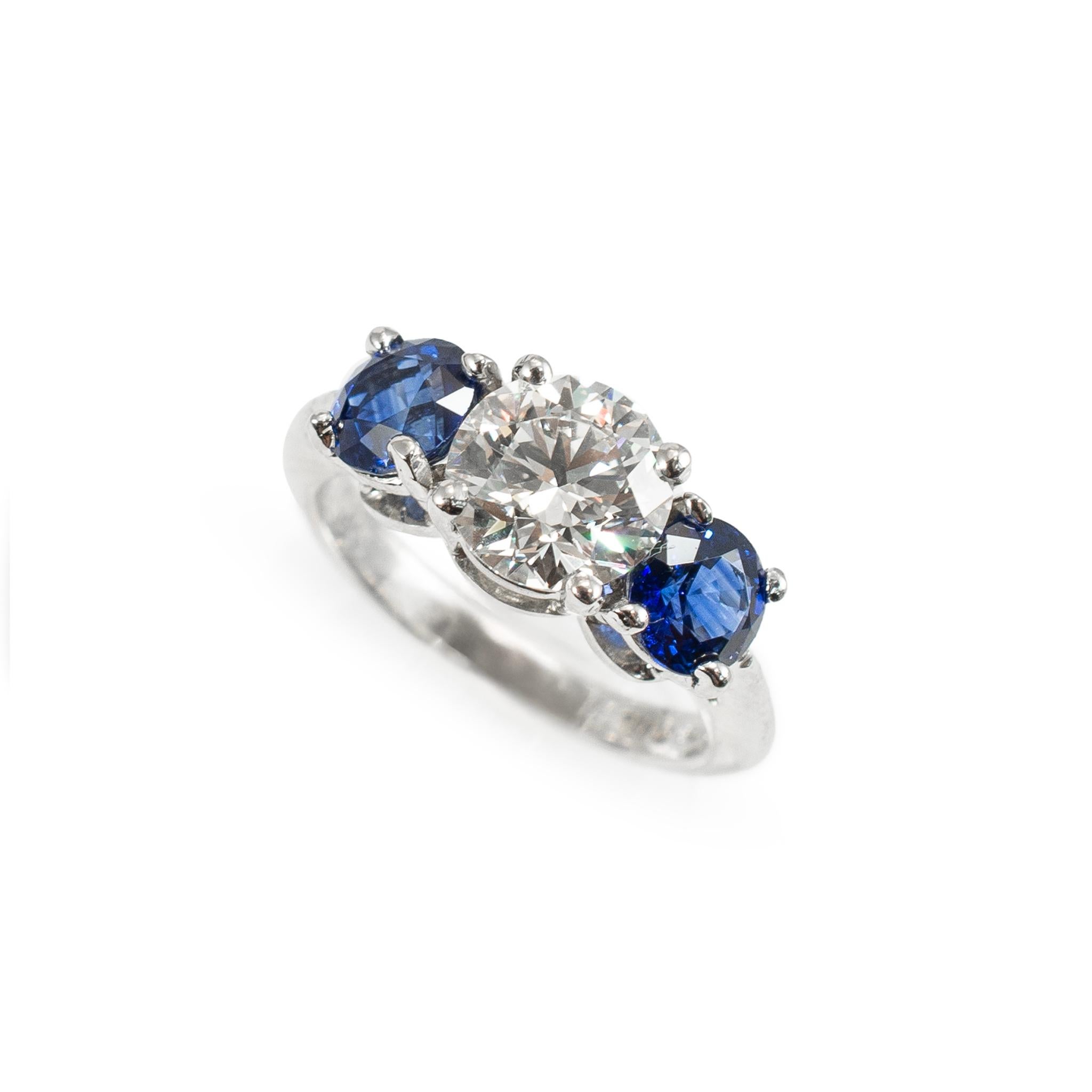 Marchio: Tiffany & Co. 

Genere: Donna

Tipo di metallo: Platino 950 

Dimensione: 4

Larghezza: 2.10 mm

Peso: 5.50 grammi

Signore TIFFANY & CO.  Anello di fidanzamento a tre pietre in platino 950, con diamanti e zaffiri e gambo semitondo. Inciso