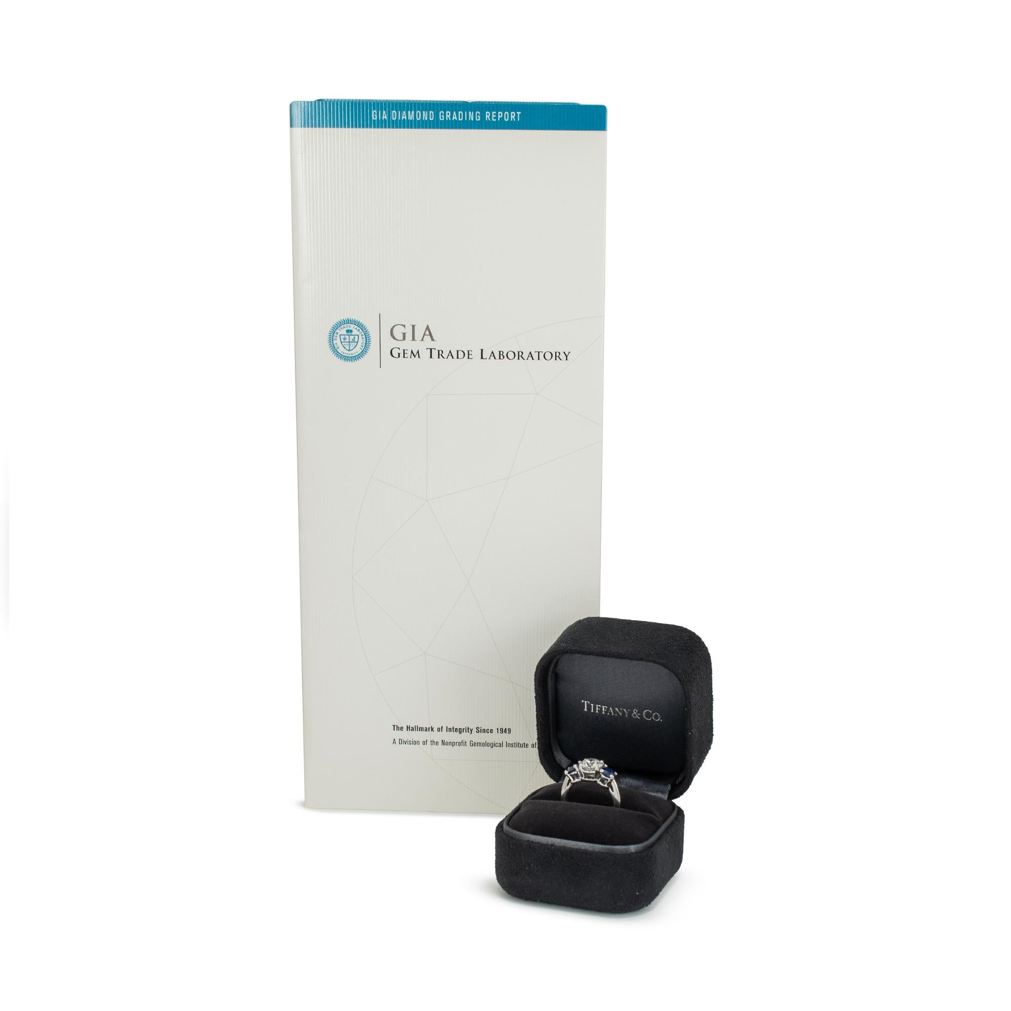 Tiffany & Co. Anello di fidanzamento a tre pietre in platino con zaffiro e diamante GIA da 1,31 carati in vendita 2