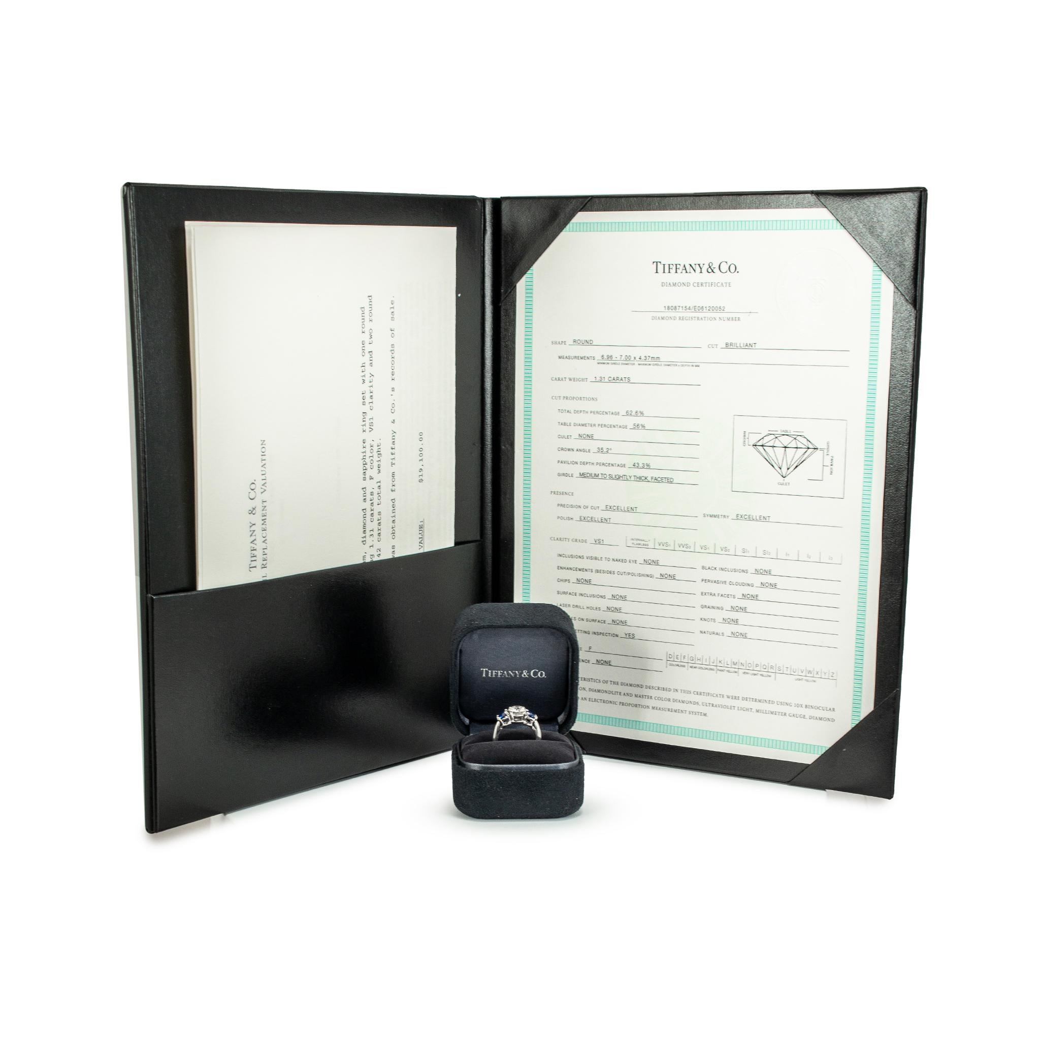 Tiffany & Co. Anello di fidanzamento a tre pietre in platino con zaffiro e diamante GIA da 1,31 carati in vendita 3