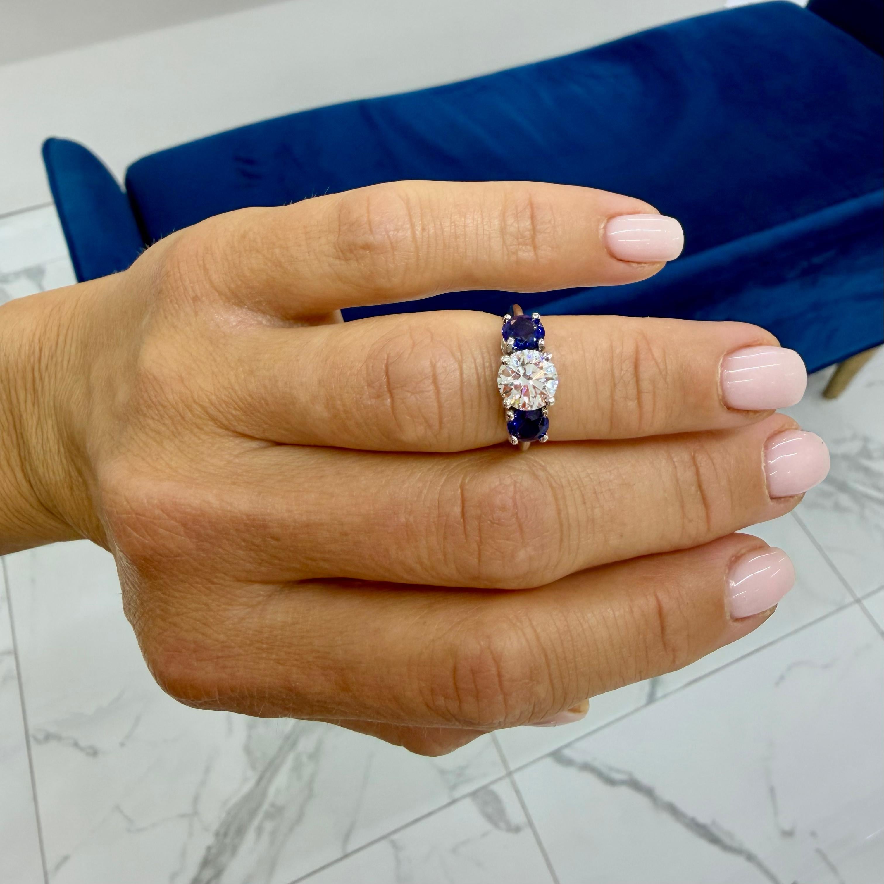 Tiffany & Co. Anello di fidanzamento a tre pietre in platino con zaffiro e diamante GIA da 1,31 carati in vendita 4