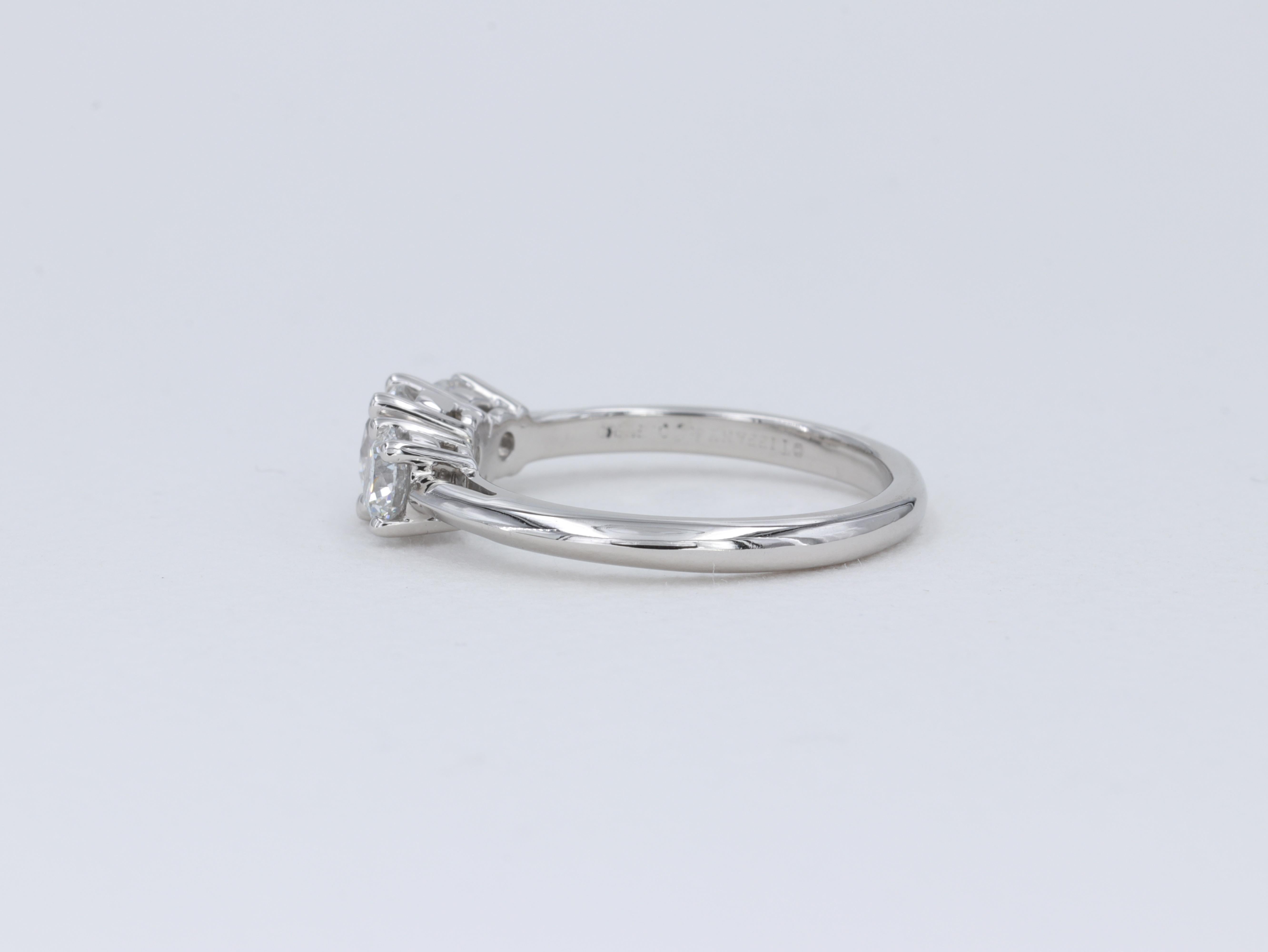 Tiffany & Co. Diamant-Verlobungsring mit drei Steinen im Brillantschliff aus Platin im Angebot 4
