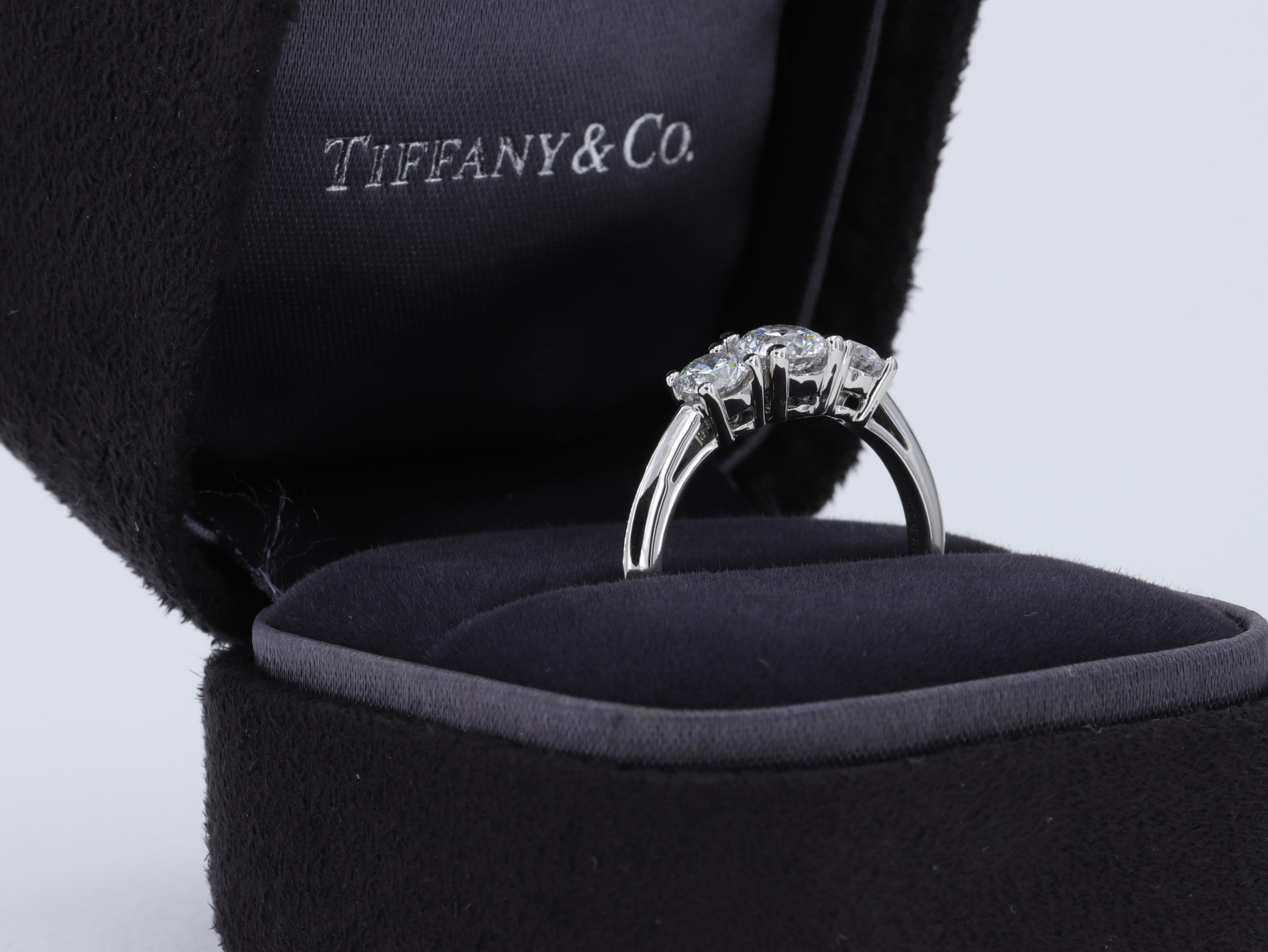 Tiffany & Co. Diamant-Verlobungsring mit drei Steinen im Brillantschliff aus Platin (Moderne) im Angebot