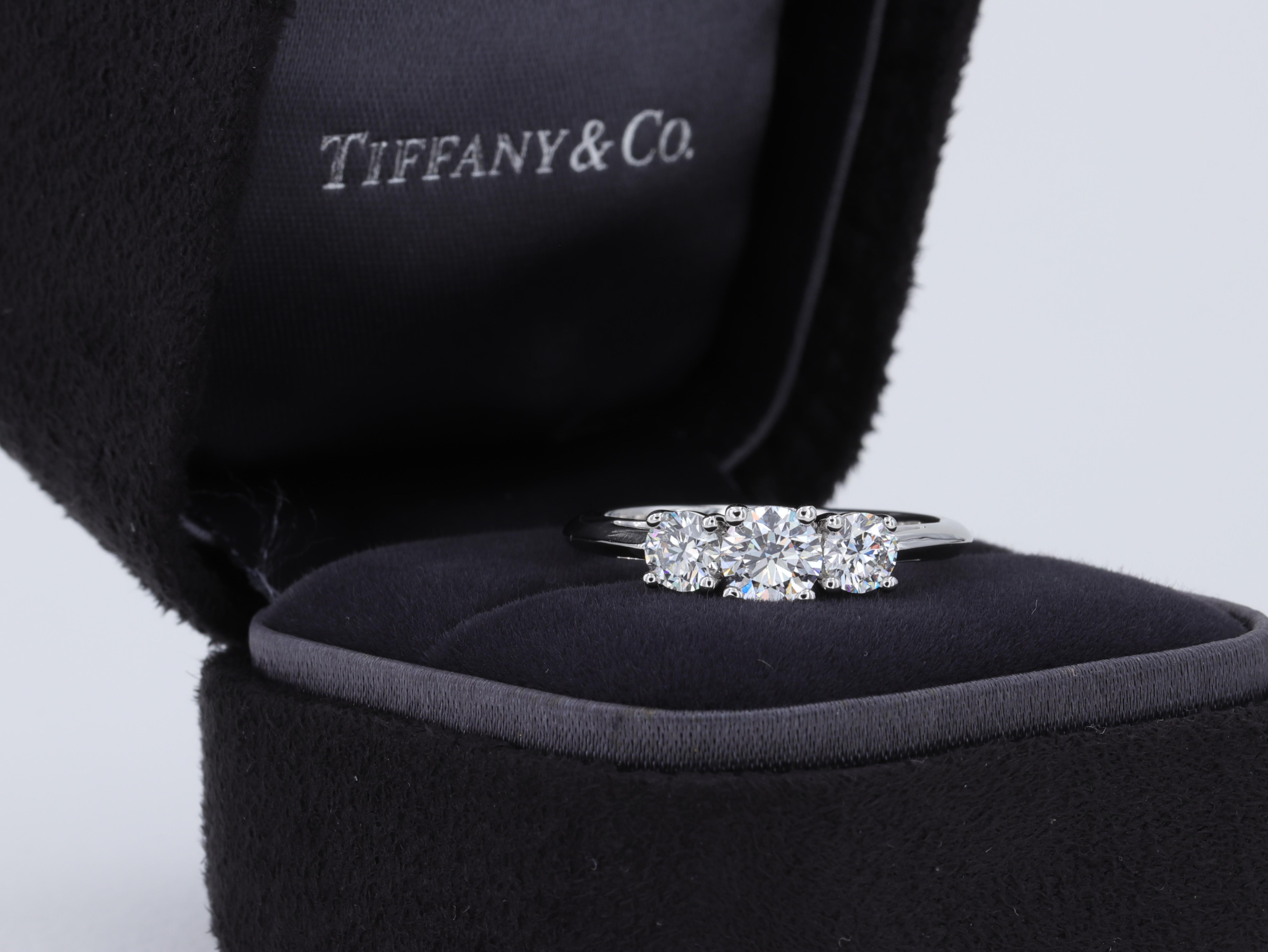 Tiffany & Co. Diamant-Verlobungsring mit drei Steinen im Brillantschliff aus Platin (Rundschliff) im Angebot
